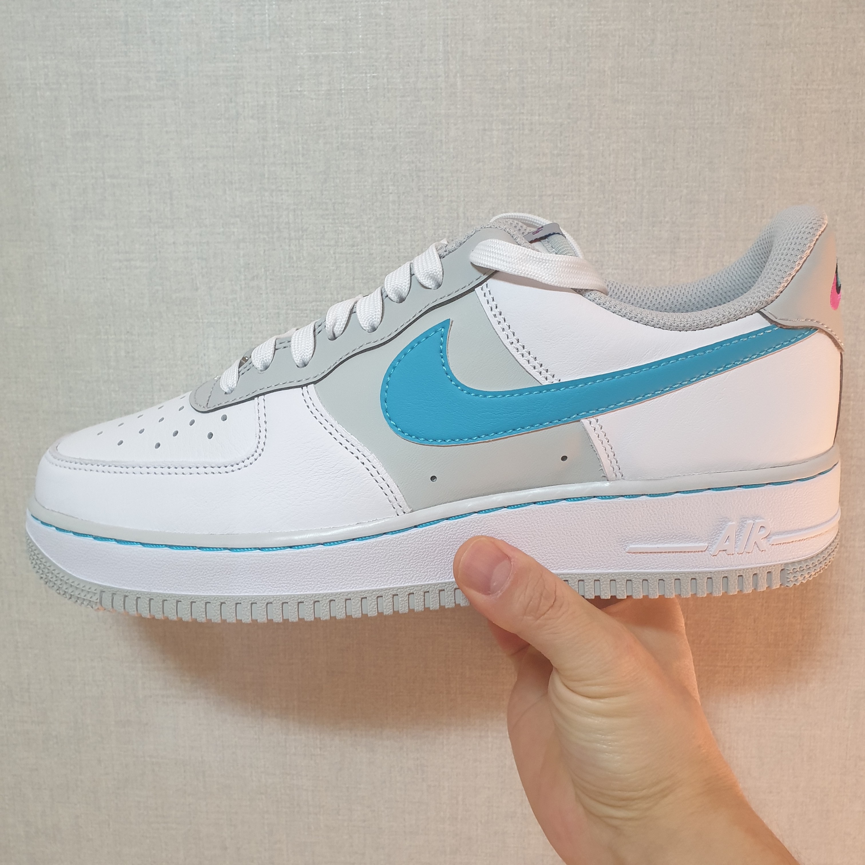Nike x NBA Air Force 1 '07 LV8 EMB White Turquoise Blue 착용 스타일 - 2
