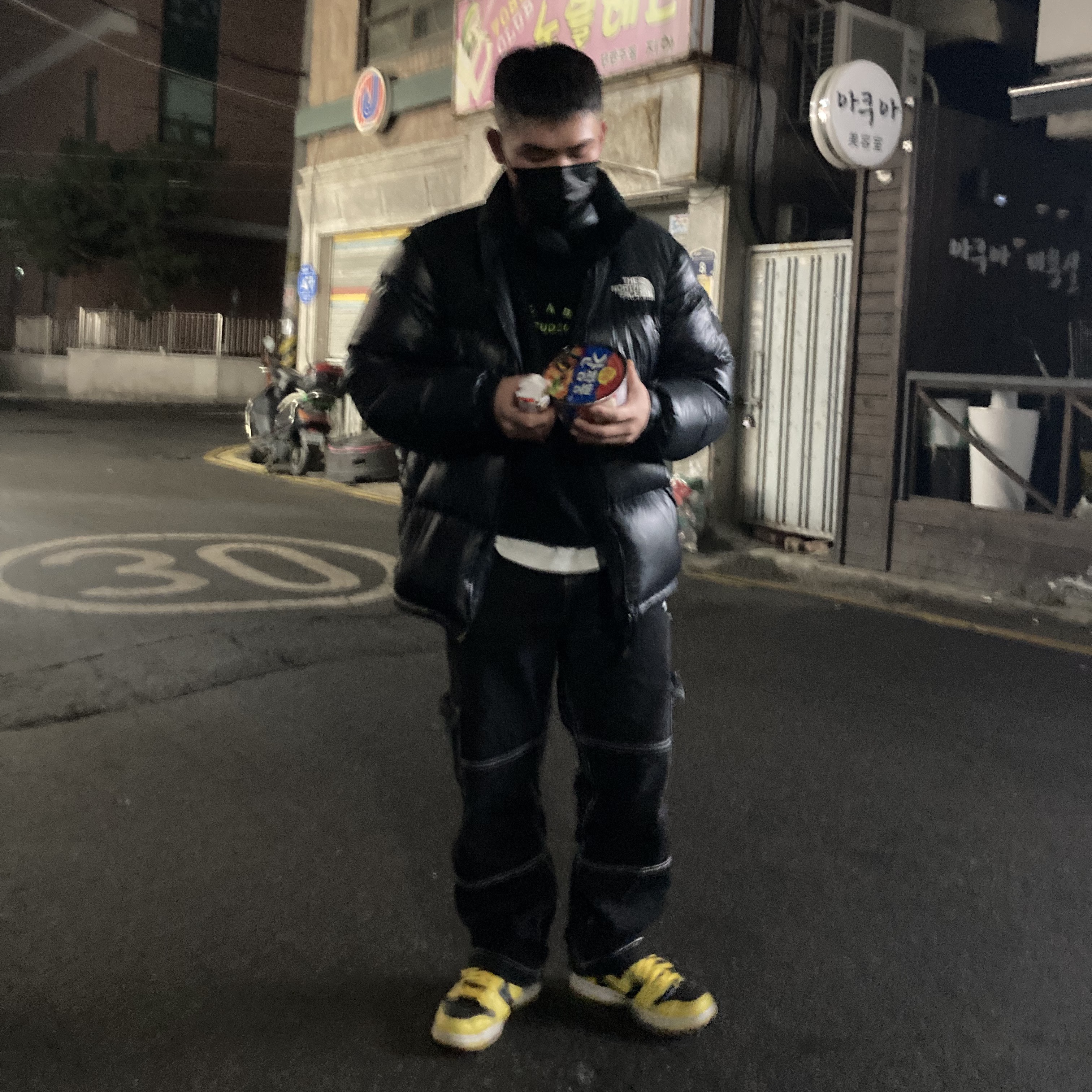 Nike Dunk High SP Varsity Maize, IAB Studio x Asics Fleece Shirt Black 착용 스타일