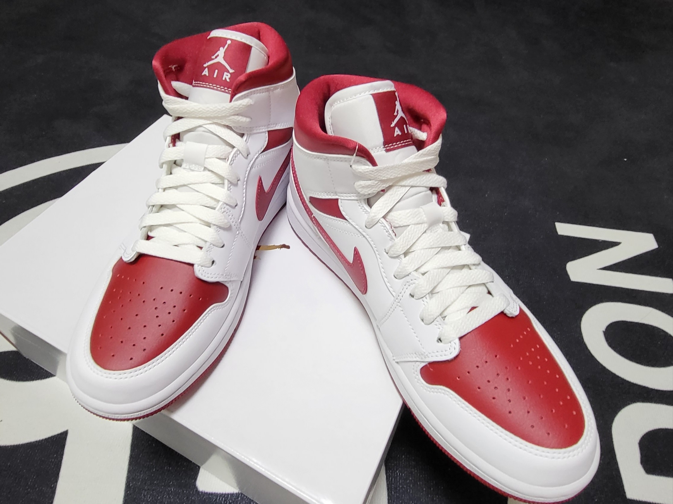(W) Jordan 1 Mid Championship Red 착용 스타일 - 3