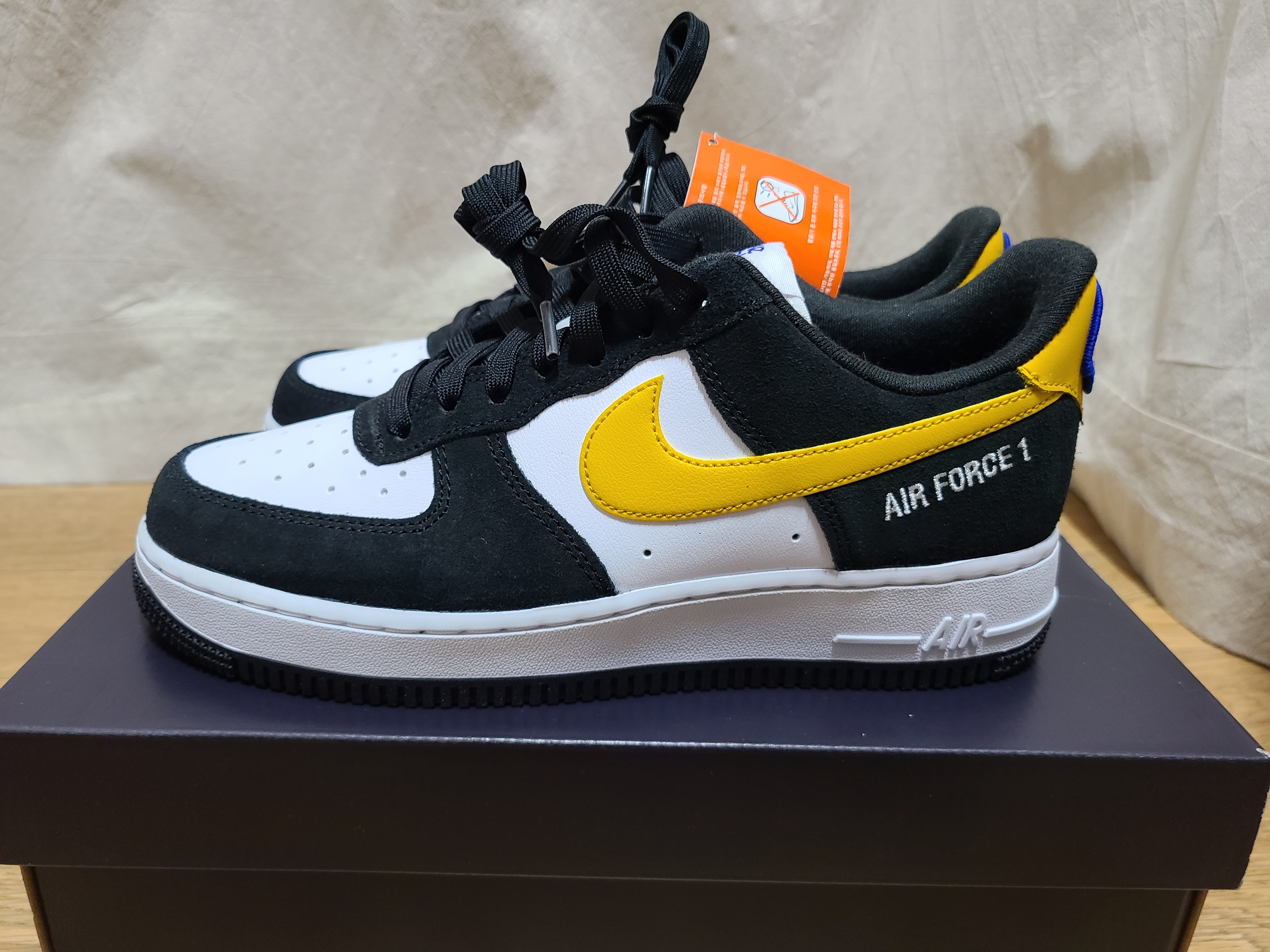 Nike Air Force 1 '07 LV8 Athletic Club Black Dark Sulfur 착용 스타일