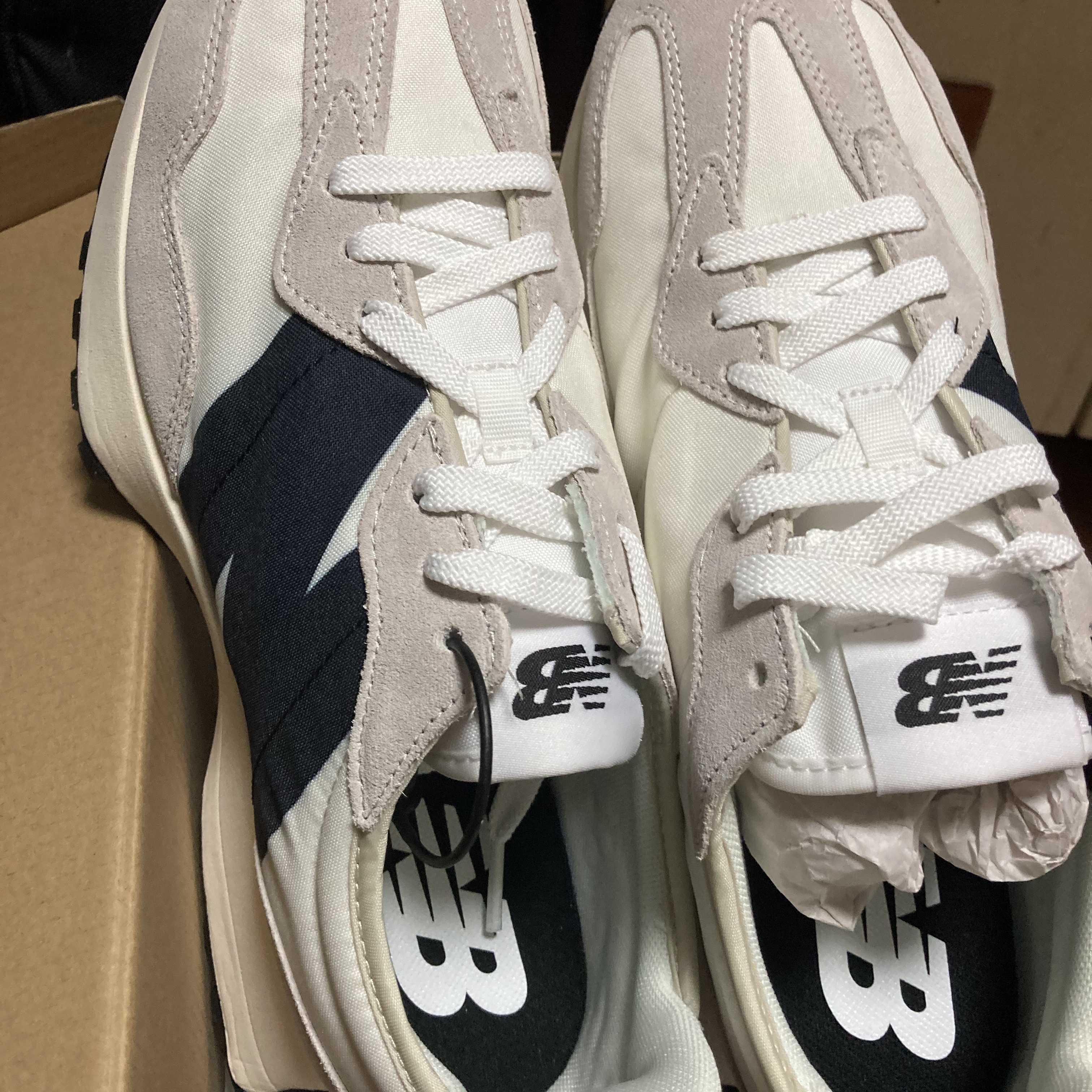 New Balance 327 White Black 착용 스타일