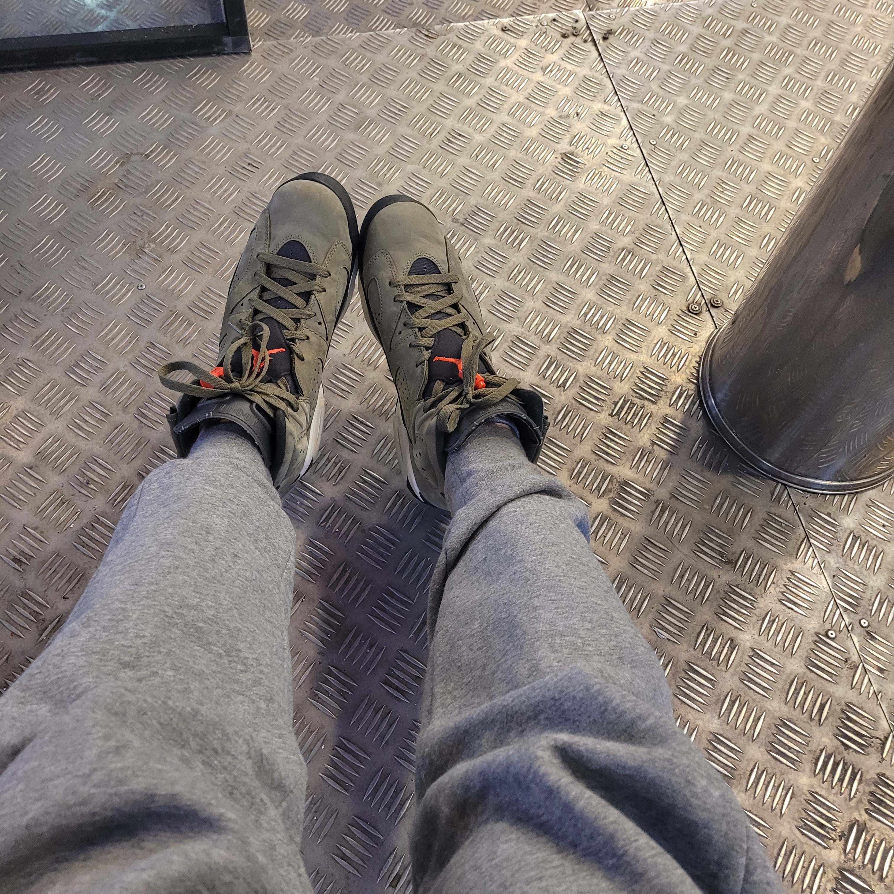 Jordan 6 x Travis Scott Retro Olive 착용 스타일 - 1