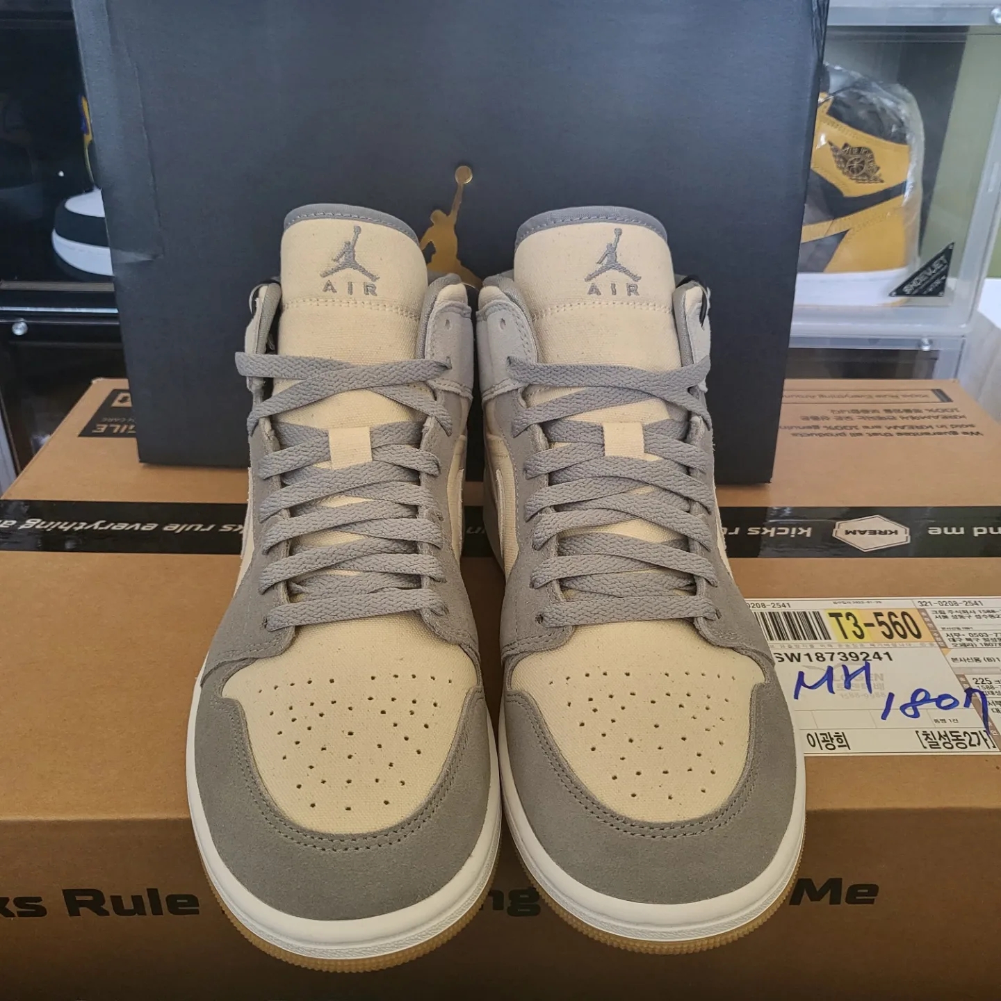 Jordan 1 Mid SE Coconut Milk Particle Grey 착용 스타일 - 1
