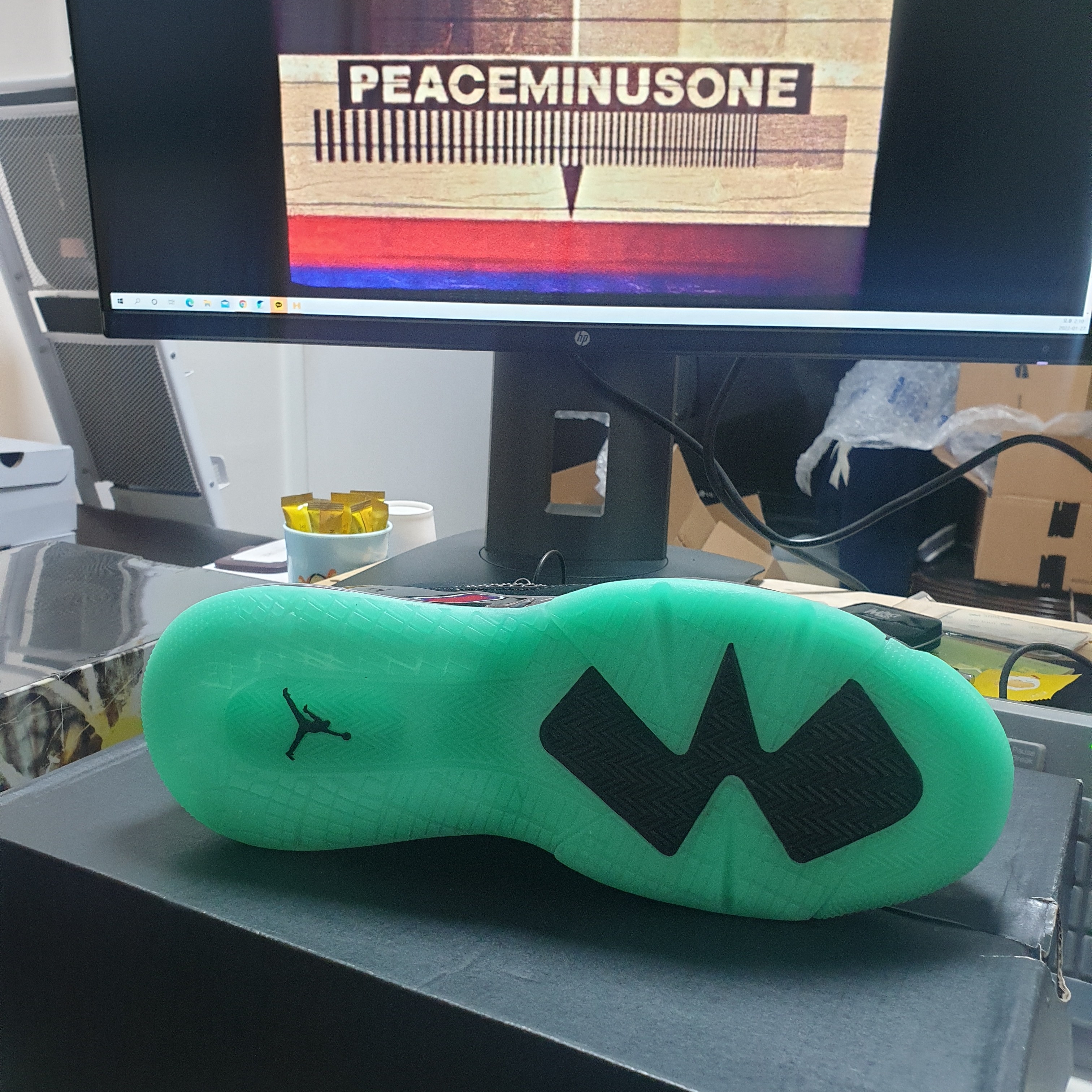 Jordan Mars 270 Black Green Glow 착용 스타일 - 3