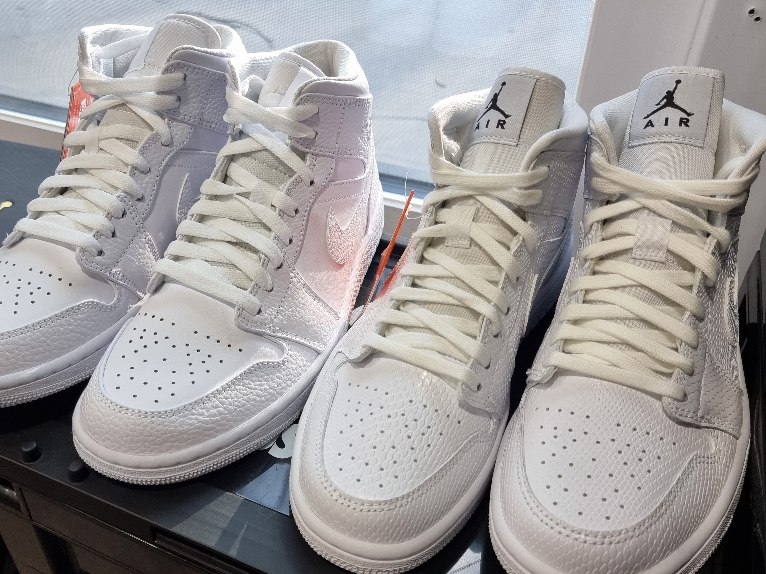 Jordan 1 Mid Triple White, (W) Jordan 1 Mid White Snakeskin 착용 스타일 - 1