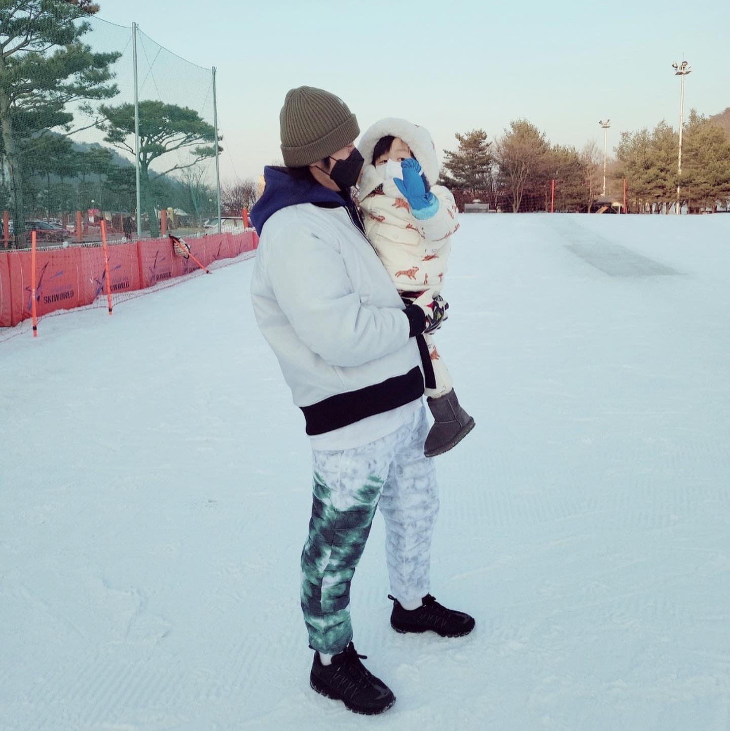 Nike x Stussy Insultd Pants White Gorge Green - Asia, Nike NSW Swoosh Therma-Fit Bomber Black - Asia 착용 스타일 - 1