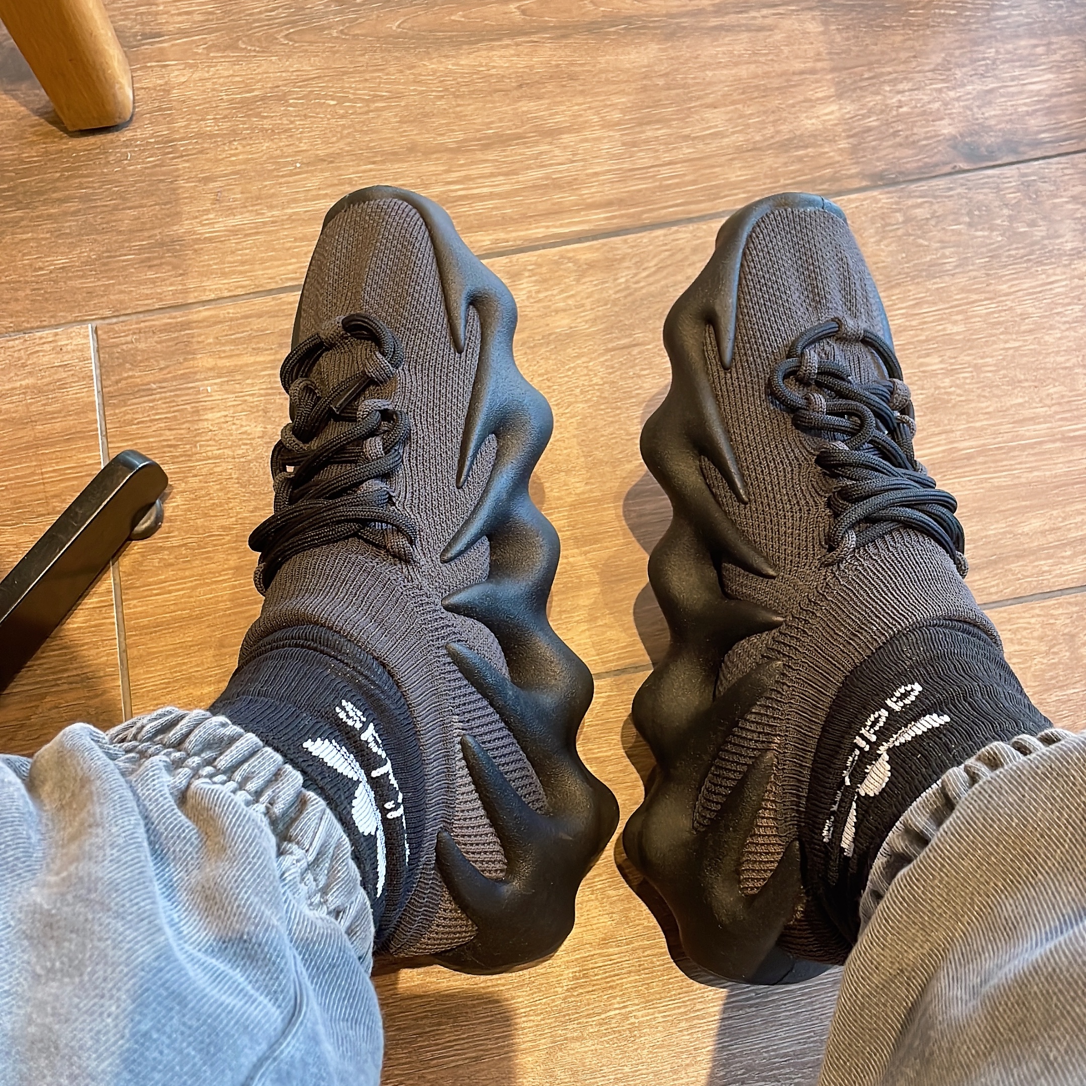 Adidas Yeezy 450 Dark Slate 착용 스타일