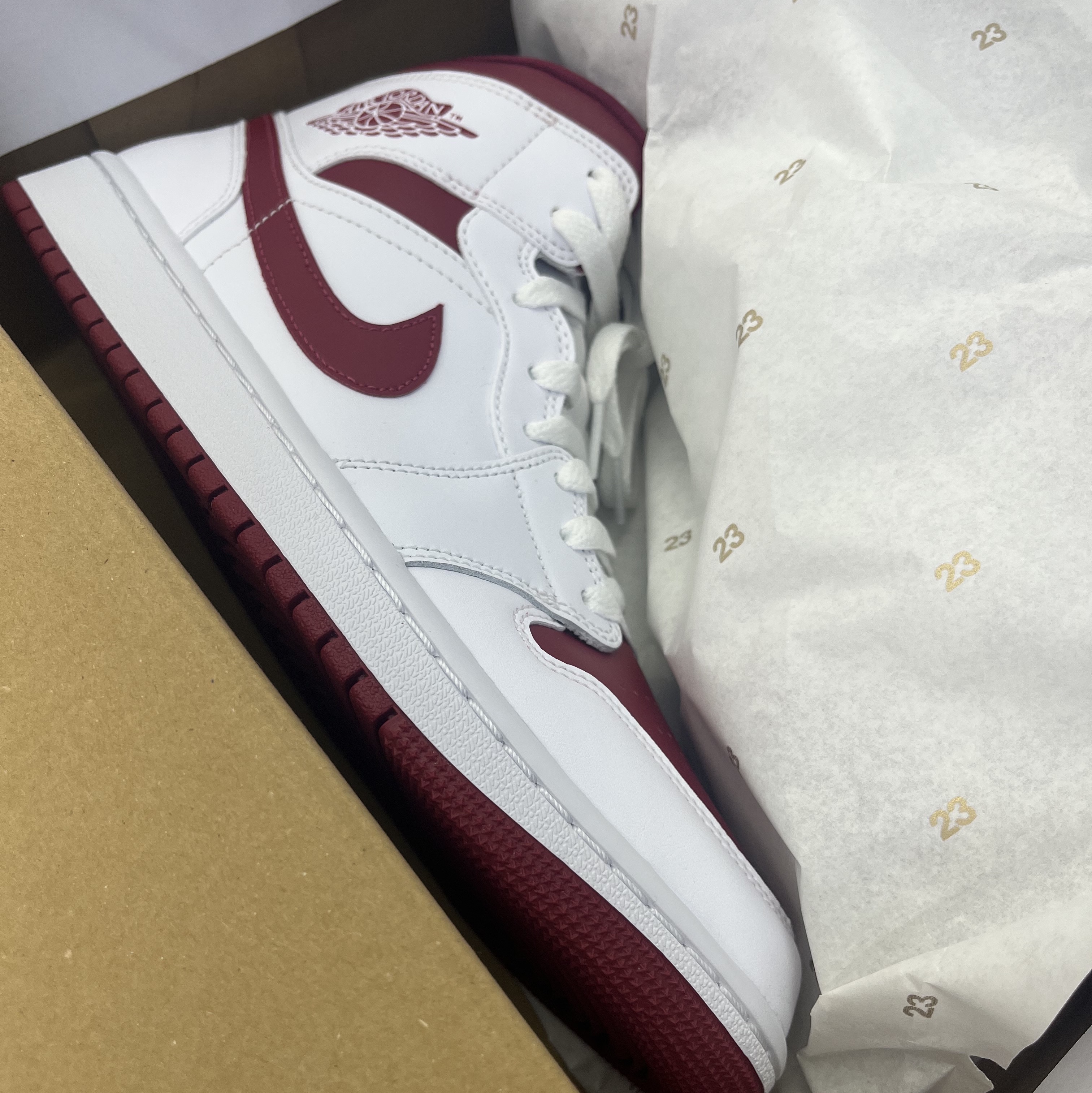 (W) Jordan 1 Mid Championship Red 착용 스타일