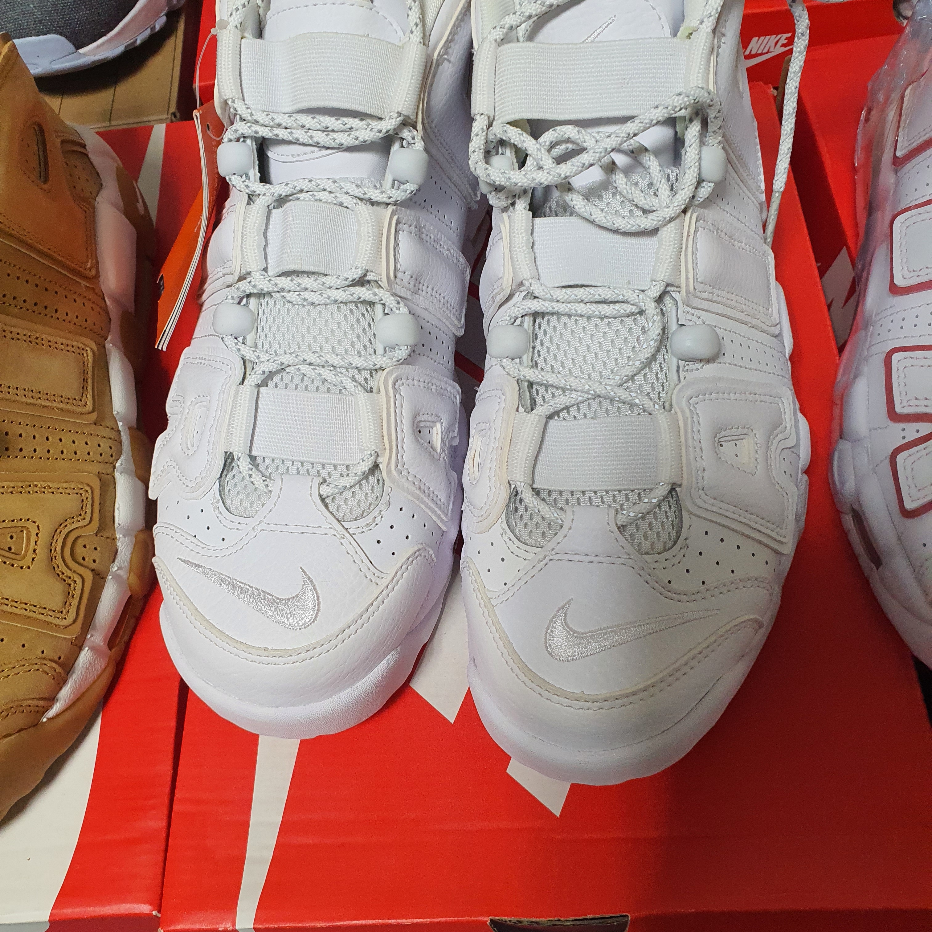 Nike Air More Uptempo Triple White 착용 스타일