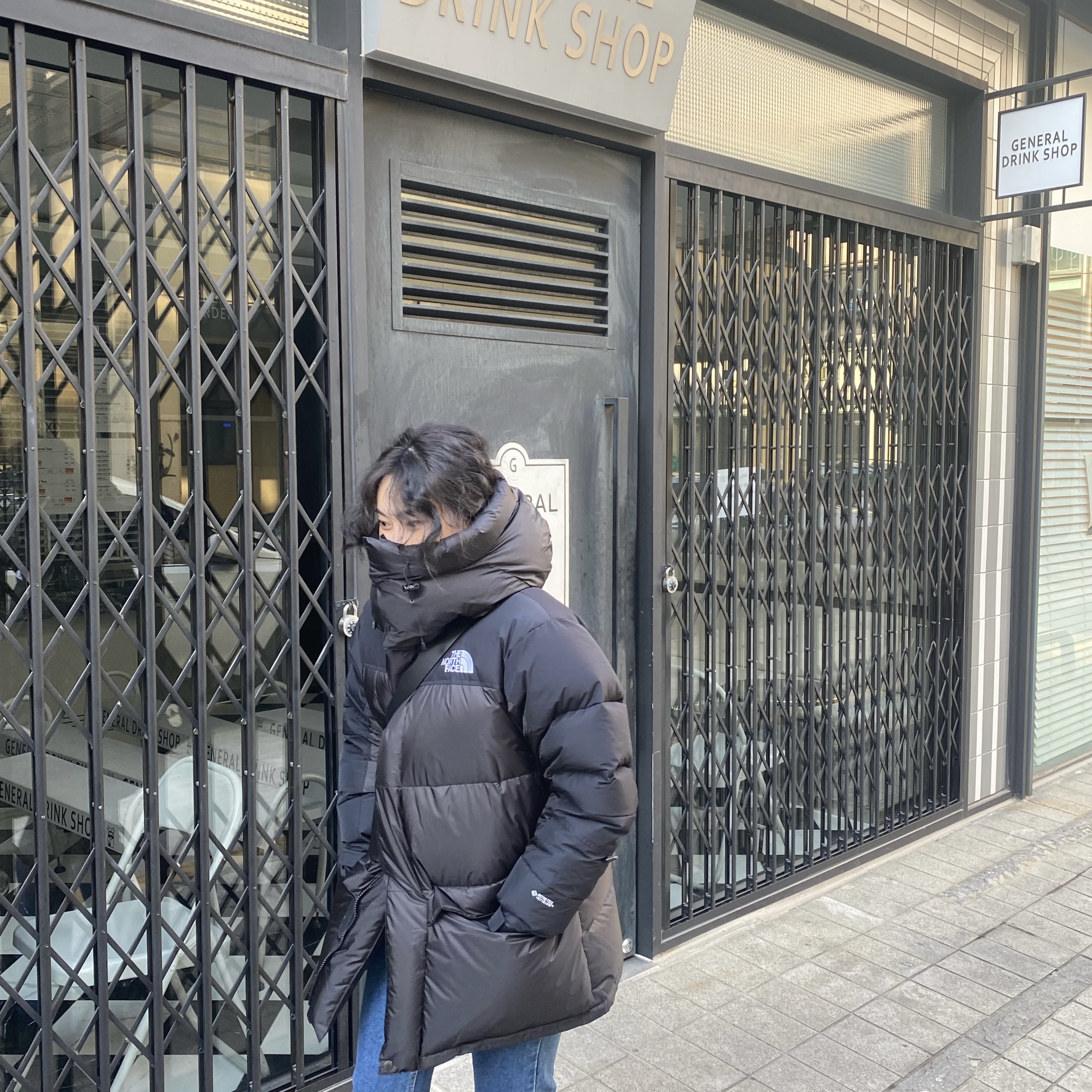 The North Face Him Down Parka Black, Clarks Wallabee Maple Suede 착용 스타일