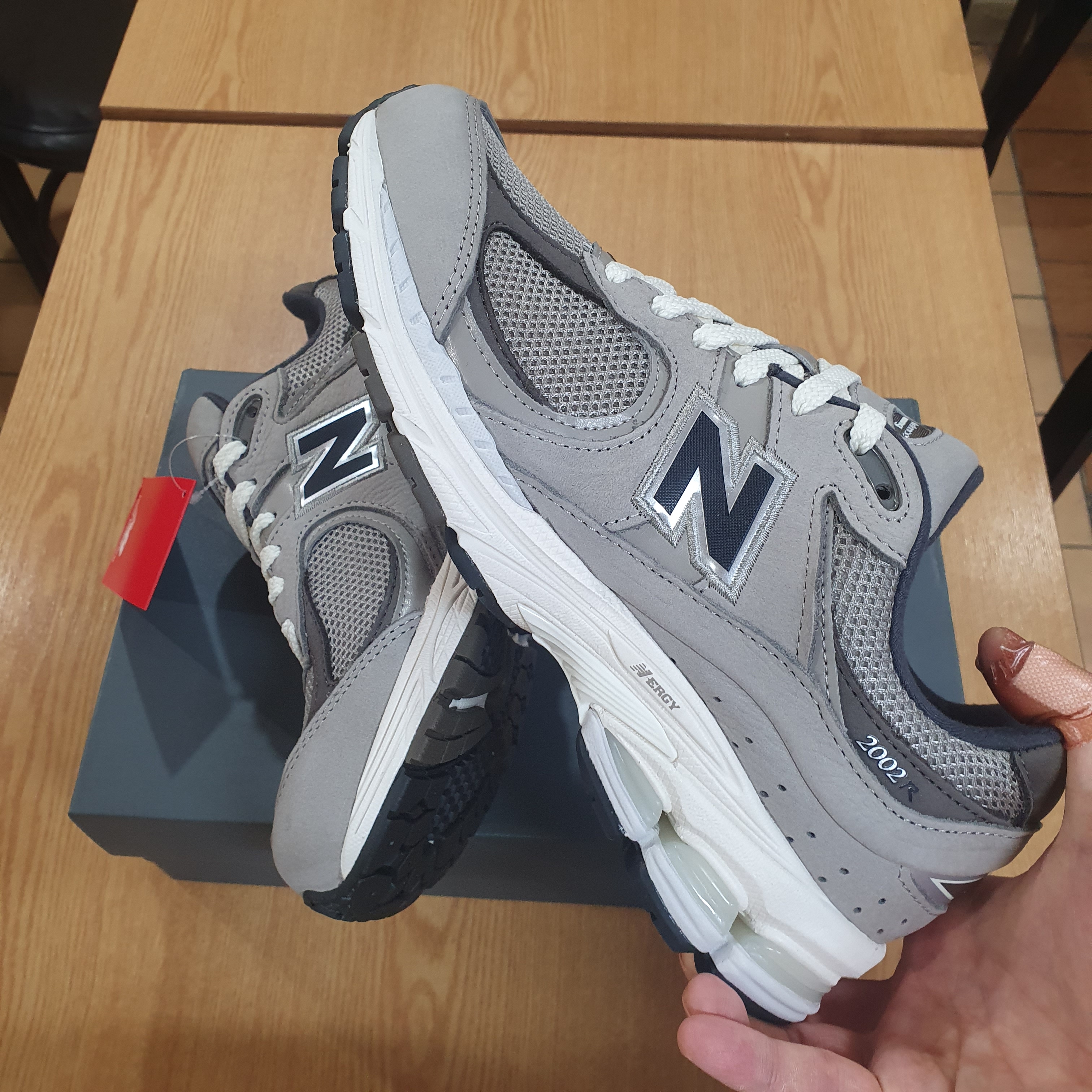 New Balance 2002 Warm Alpaca 착용 스타일 - 4
