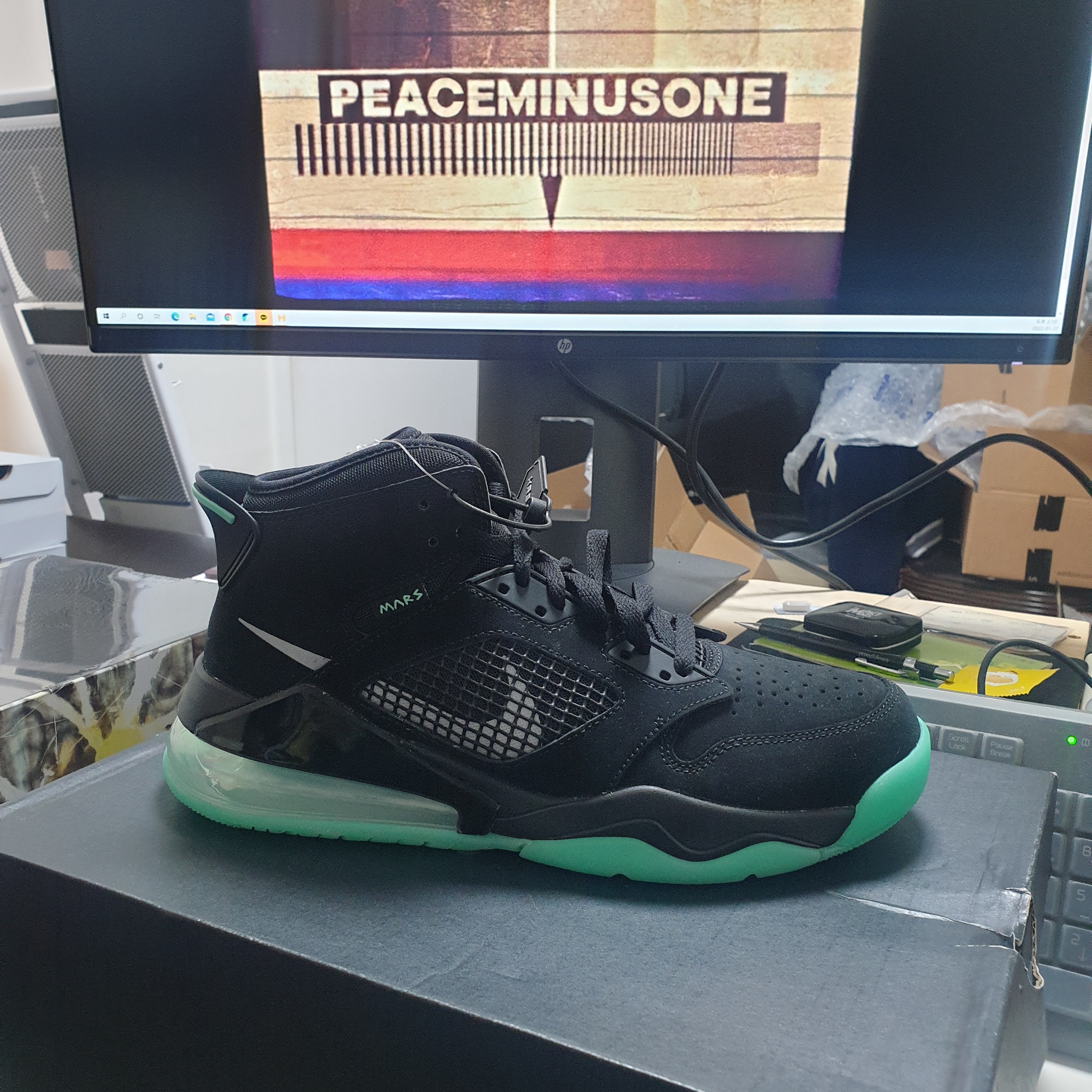 Jordan Mars 270 Black Green Glow 착용 스타일 - 1