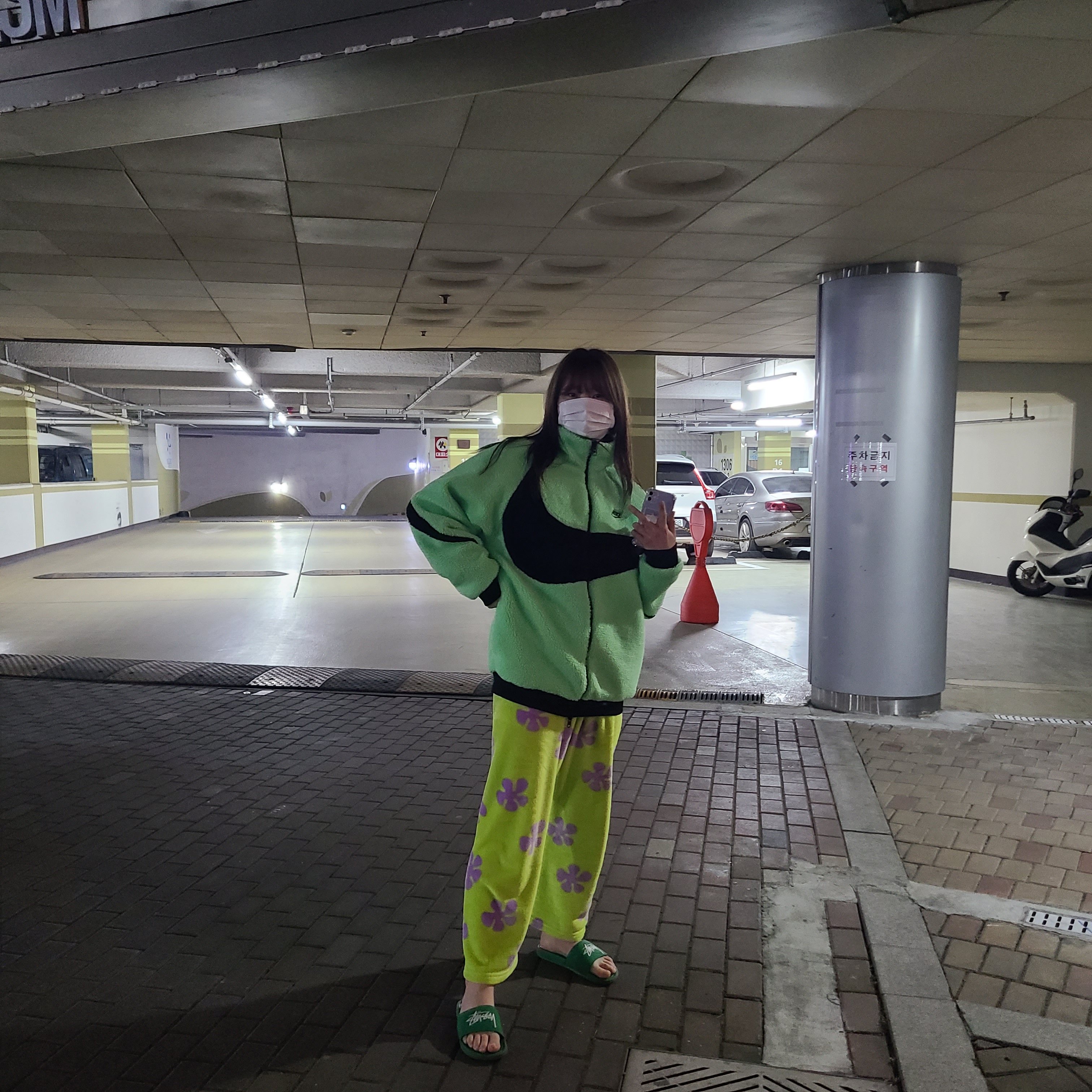 Nike Big Swoosh Full Zip Jacket Green Black, Nike x Stussy Benassi Slide Pine Green 착용 스타일