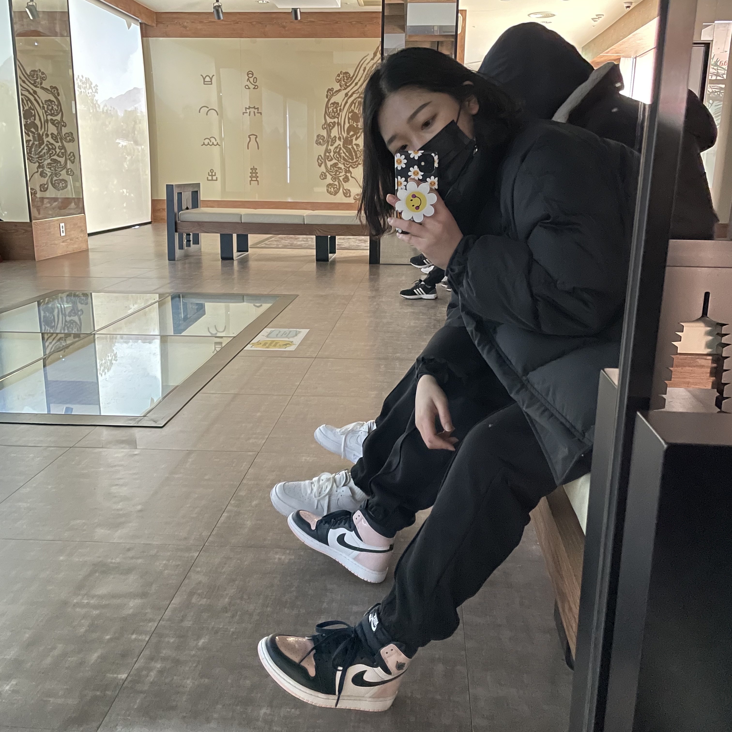 (W) Jordan 1 Retro High OG Atmosphere, (W) Nike Air Force 1 Fontanka White 착용 스타일 - 2