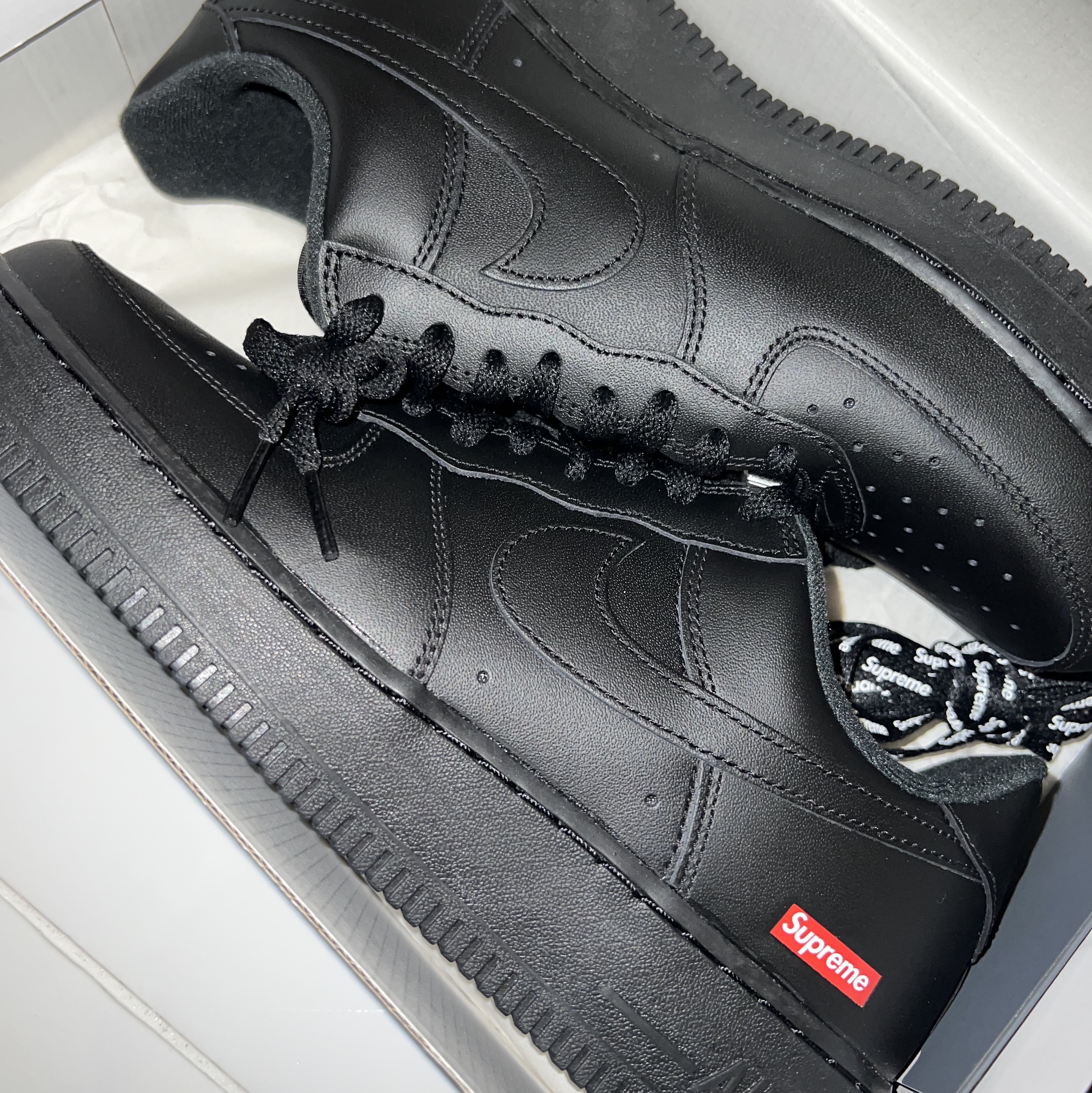 Nike x Supreme Air Force 1 Low Black 착용 스타일 - 2