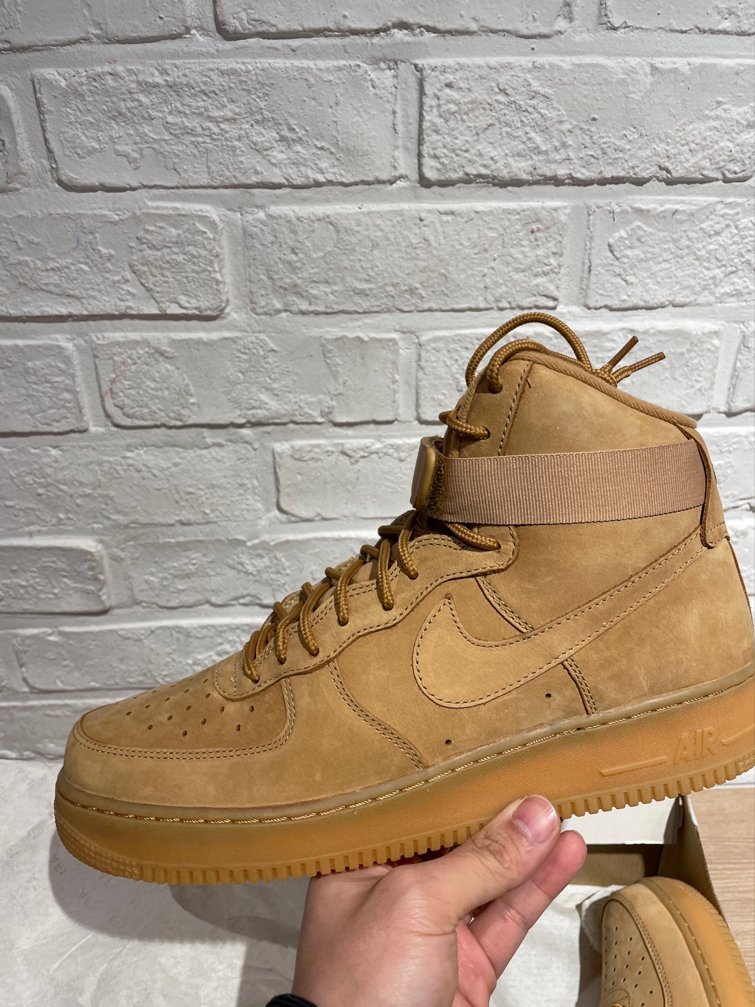 Nike Air Force 1 High '07 LV8 WB Flax 착용 스타일