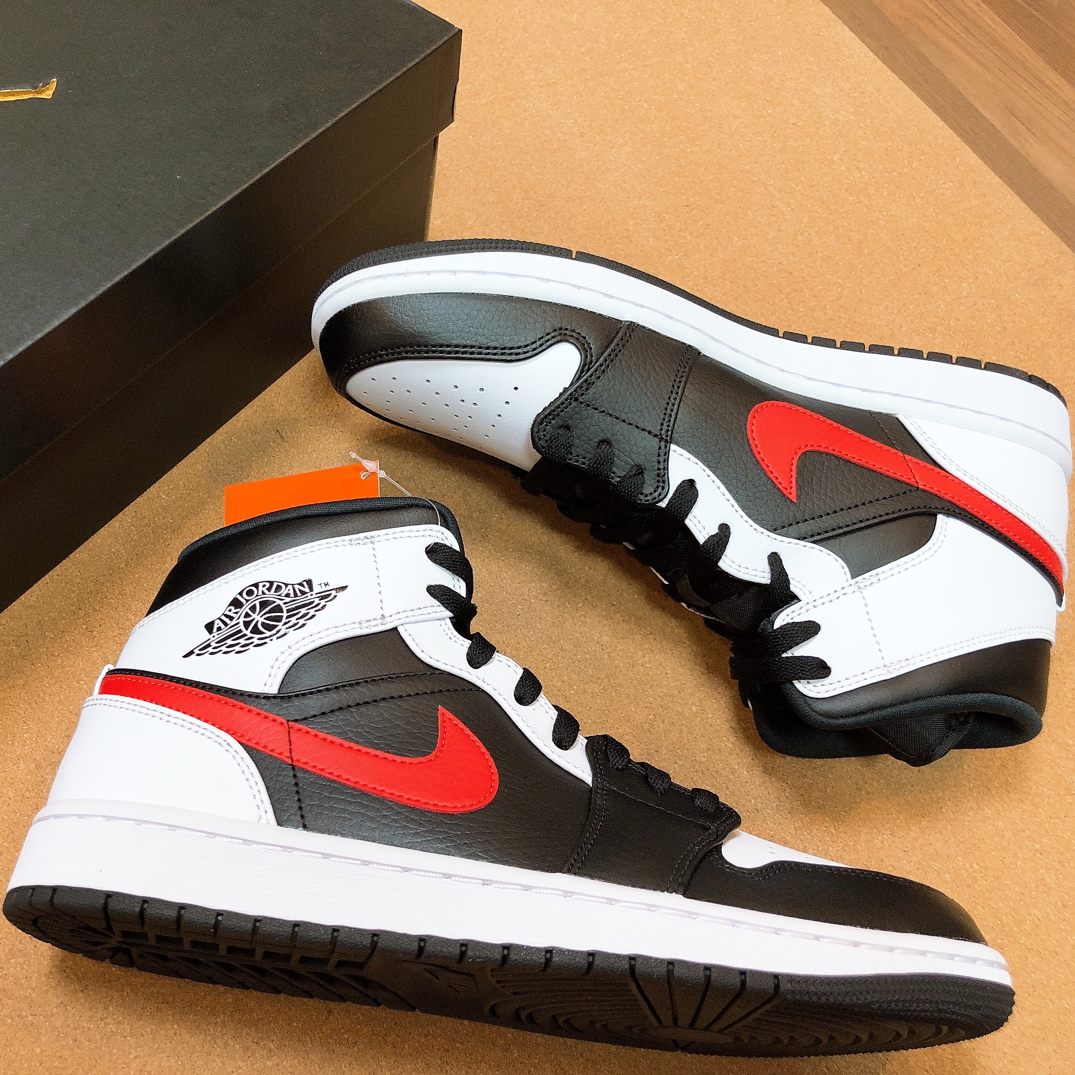 Jordan 1 Mid Black Chile Red 착용 스타일