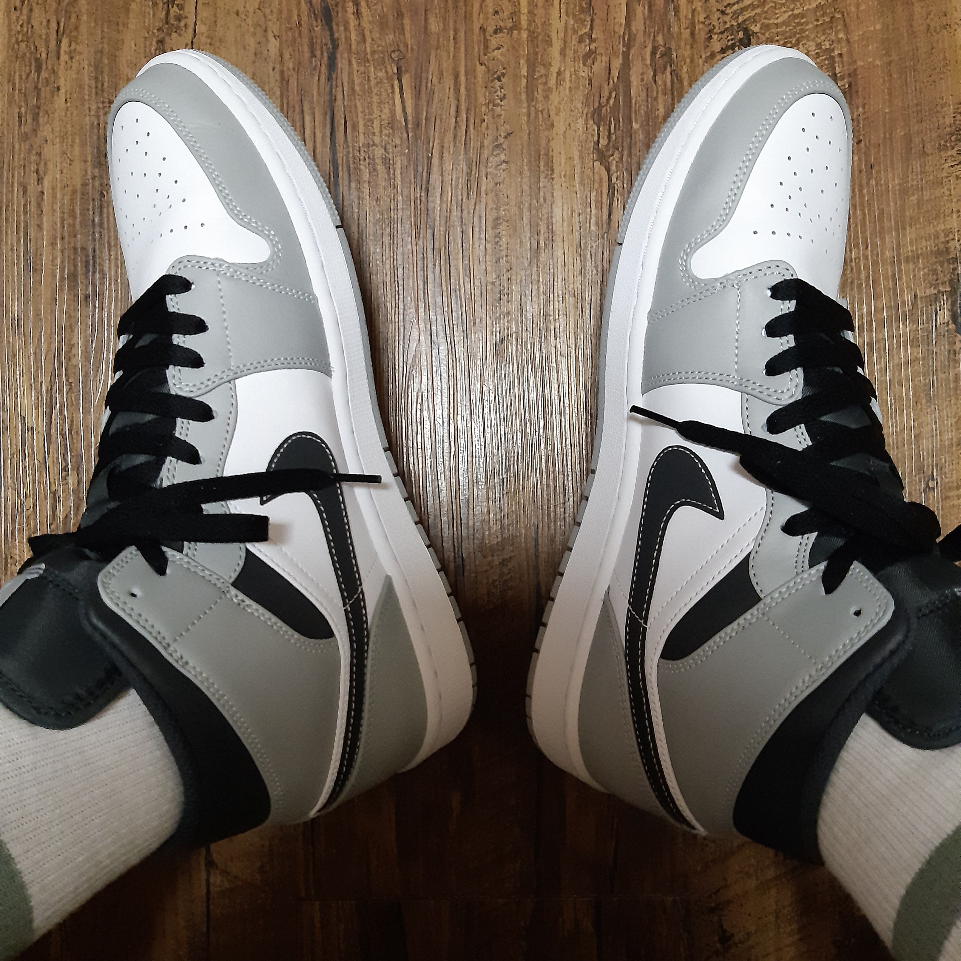 Jordan 1 Mid Light Smoke Grey Anthracite 착용 스타일 - 2