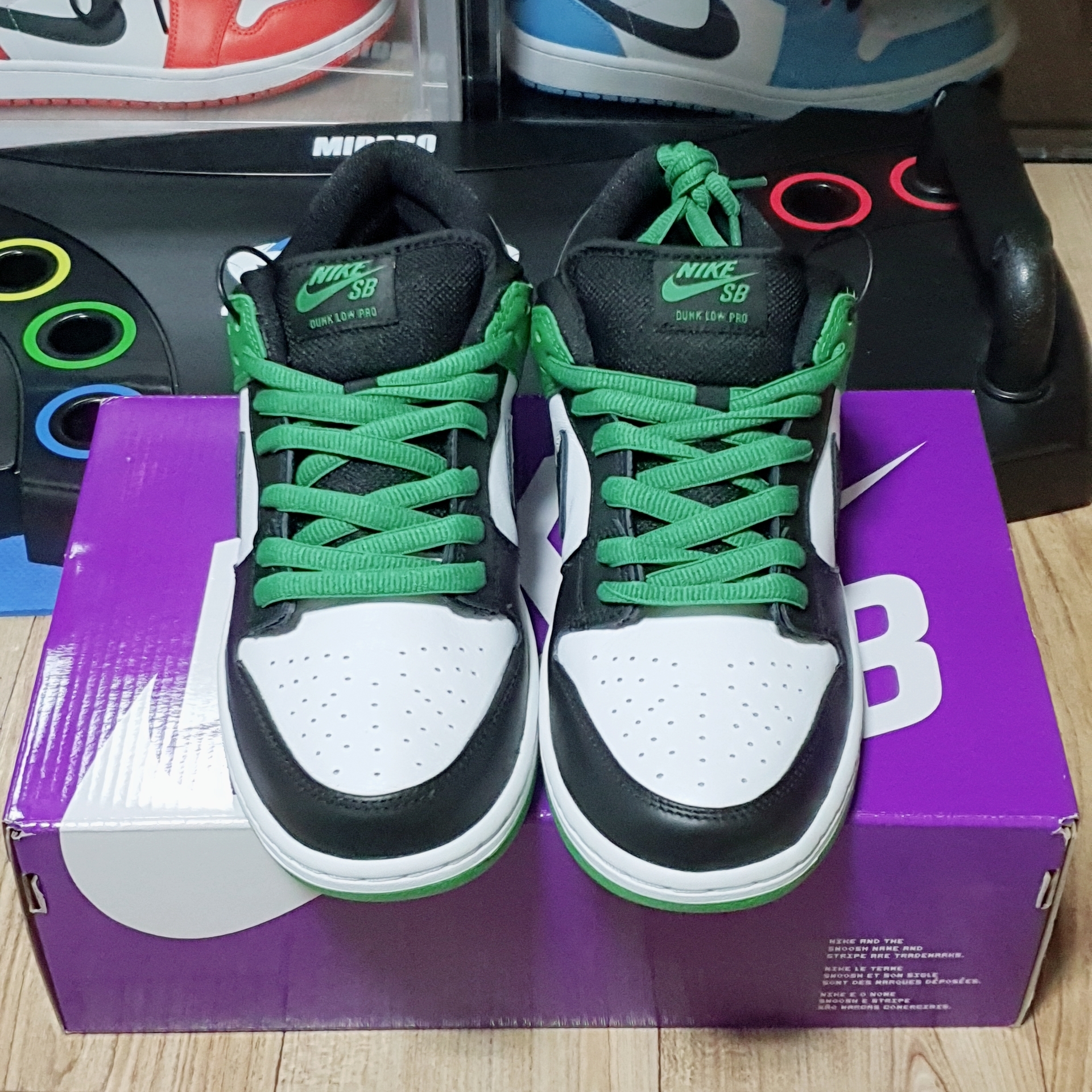 Nike SB Dunk Low Pro Black and Classic Green 착용 스타일 - 2