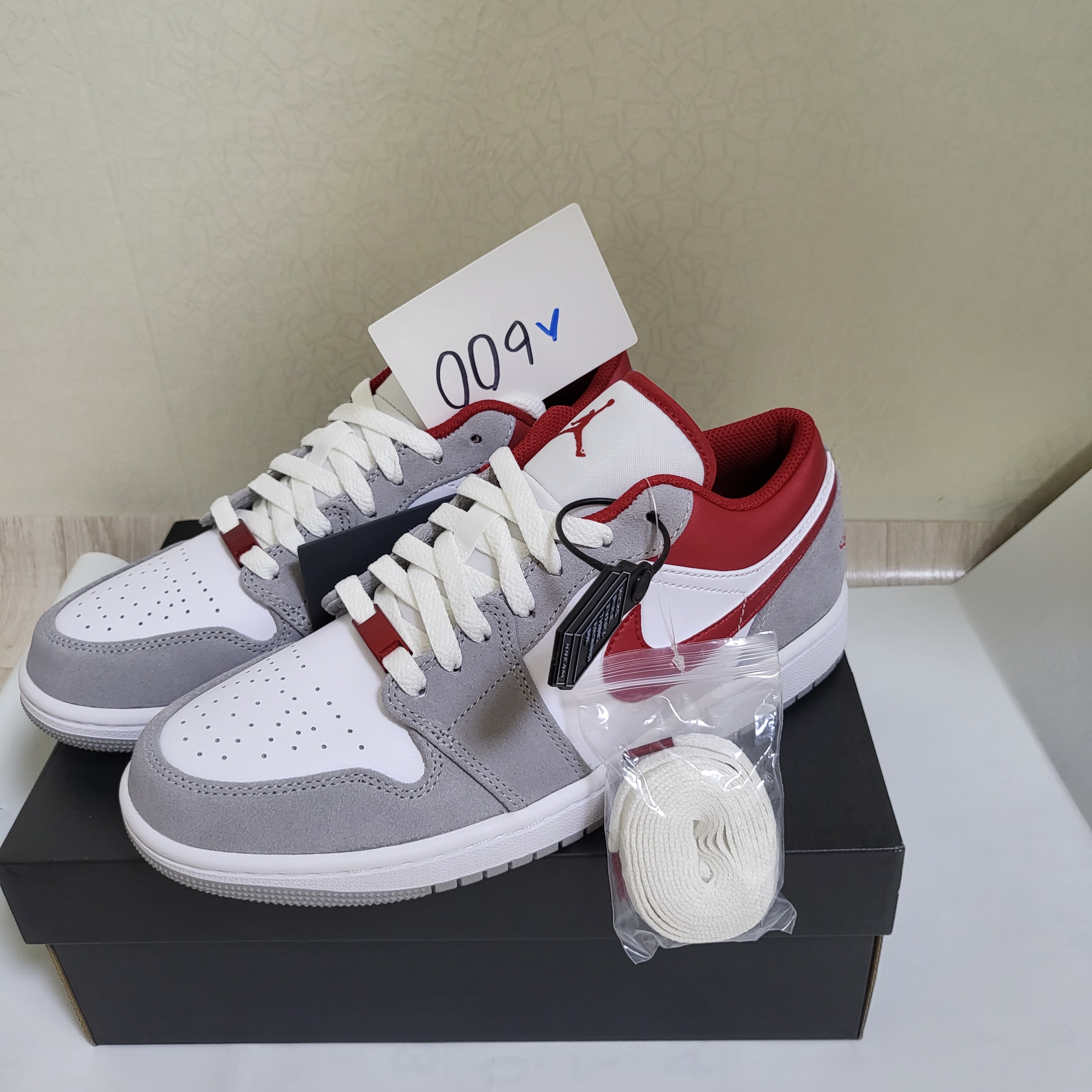 Jordan 1 Low SE Light Smoke Grey Gym Red 착용 스타일 - 1
