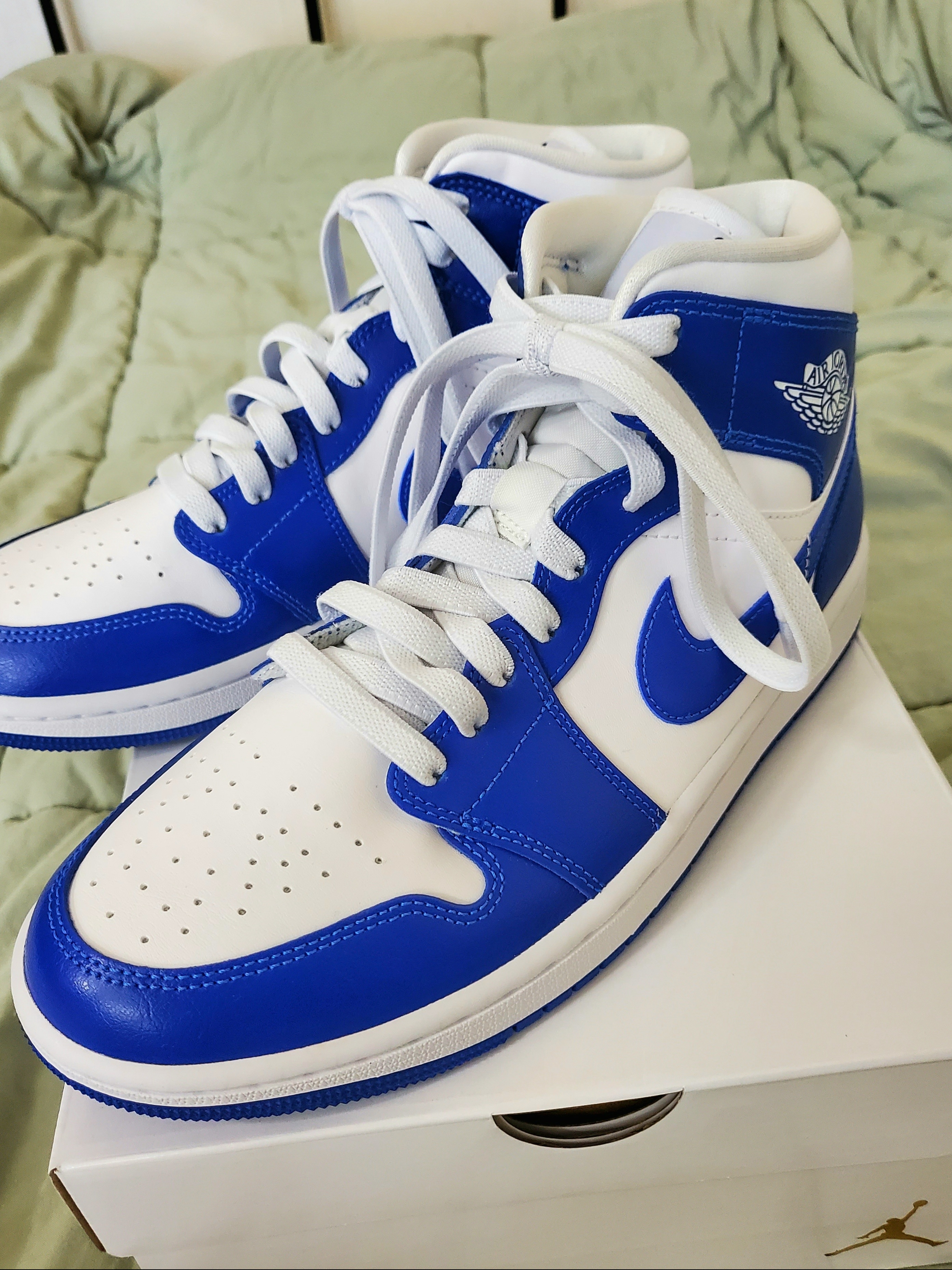 (W) Jordan 1 Mid White Hyper Royal 착용 스타일
