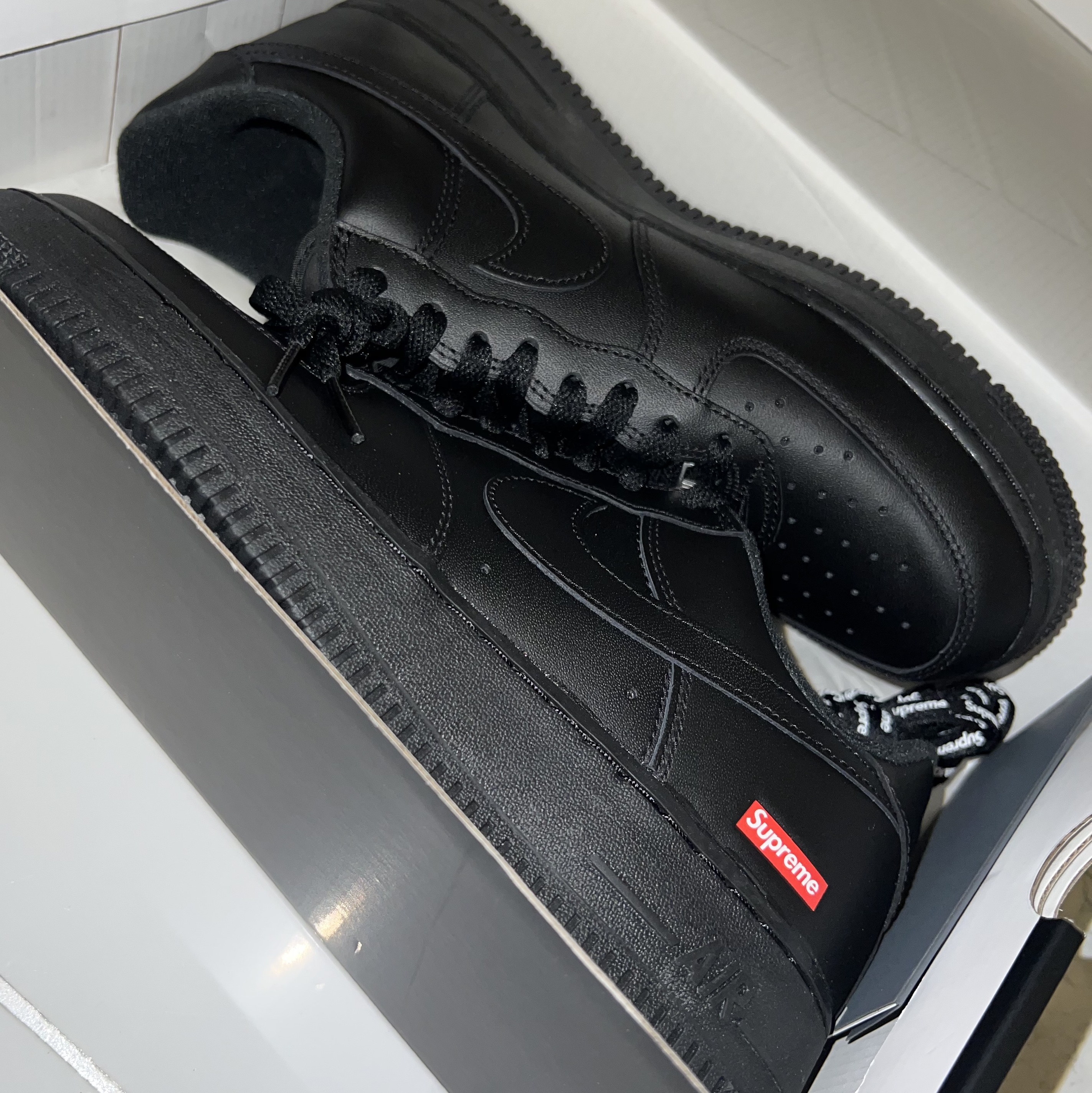 Nike x Supreme Air Force 1 Low Black 착용 스타일 - 1