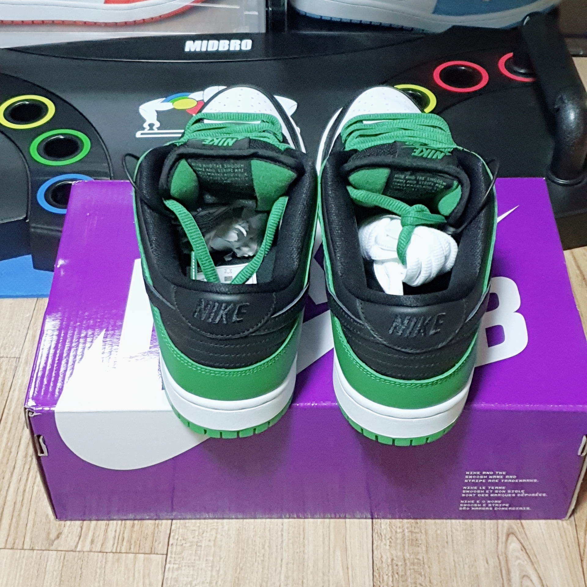 Nike SB Dunk Low Pro Black and Classic Green 착용 스타일 - 4