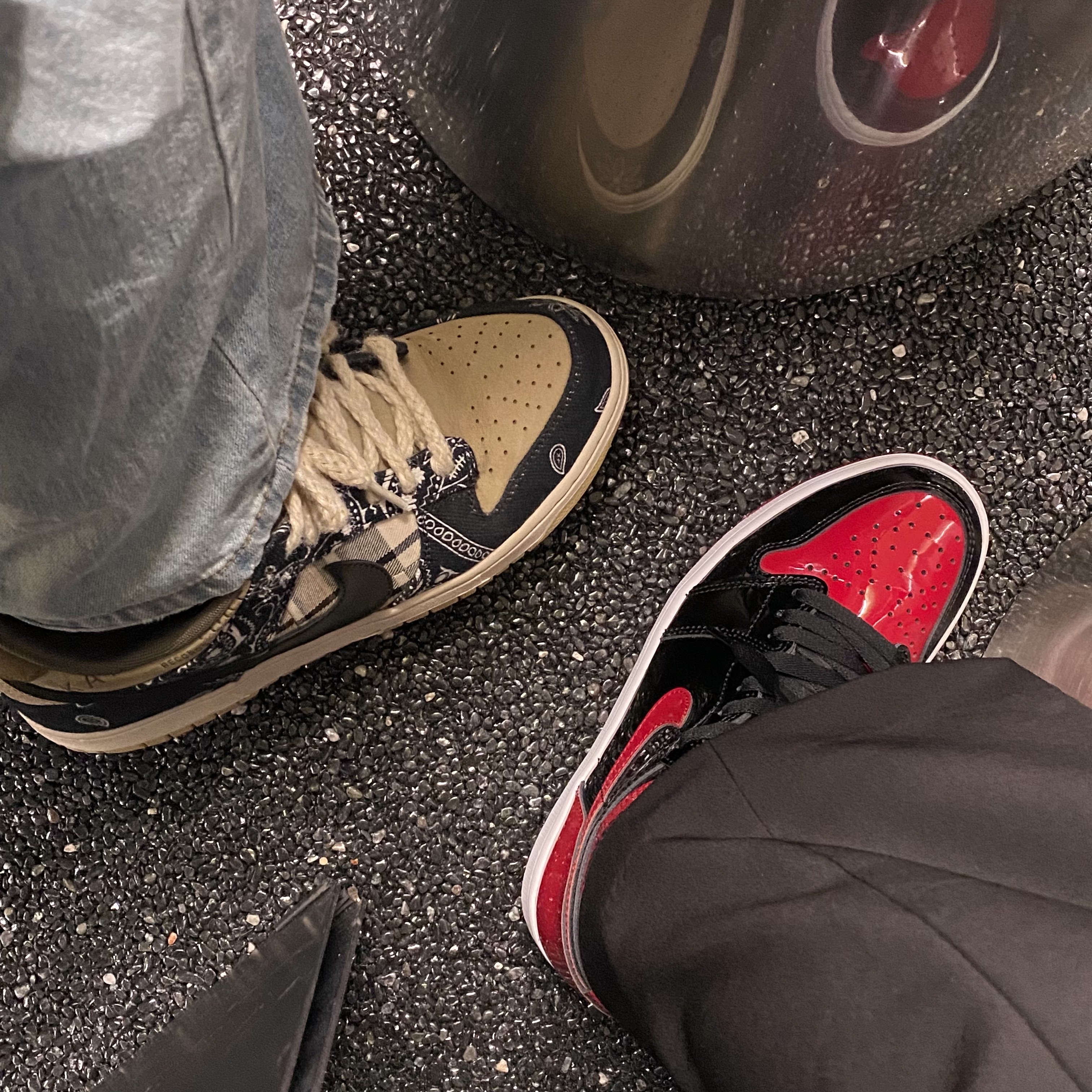 Jordan 1 Retro High OG Patent Bred, Nike x Travis Scott SB Dunk Low 착용 스타일