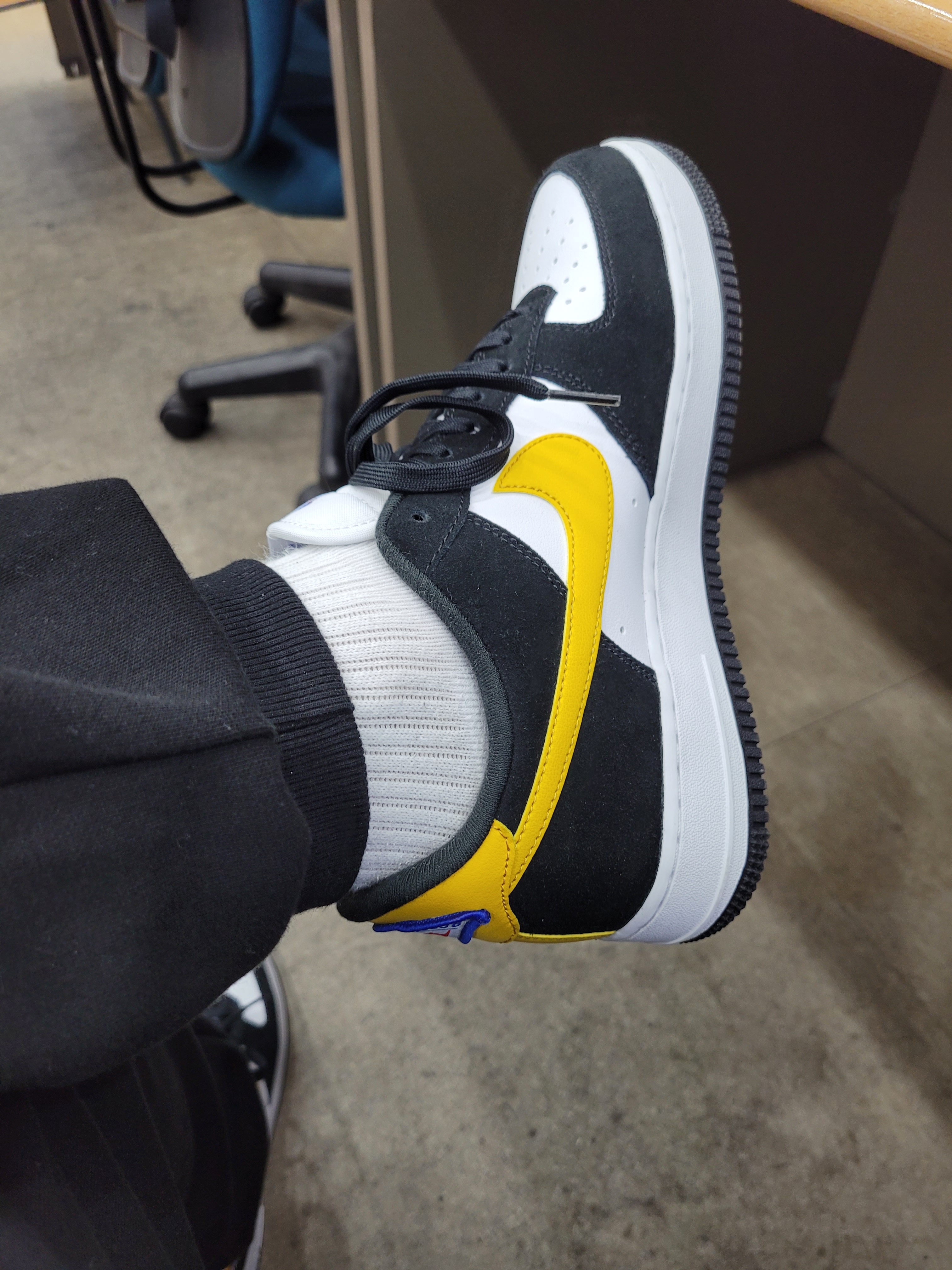 Nike Air Force 1 '07 LV8 Athletic Club Black Dark Sulfur 착용 스타일