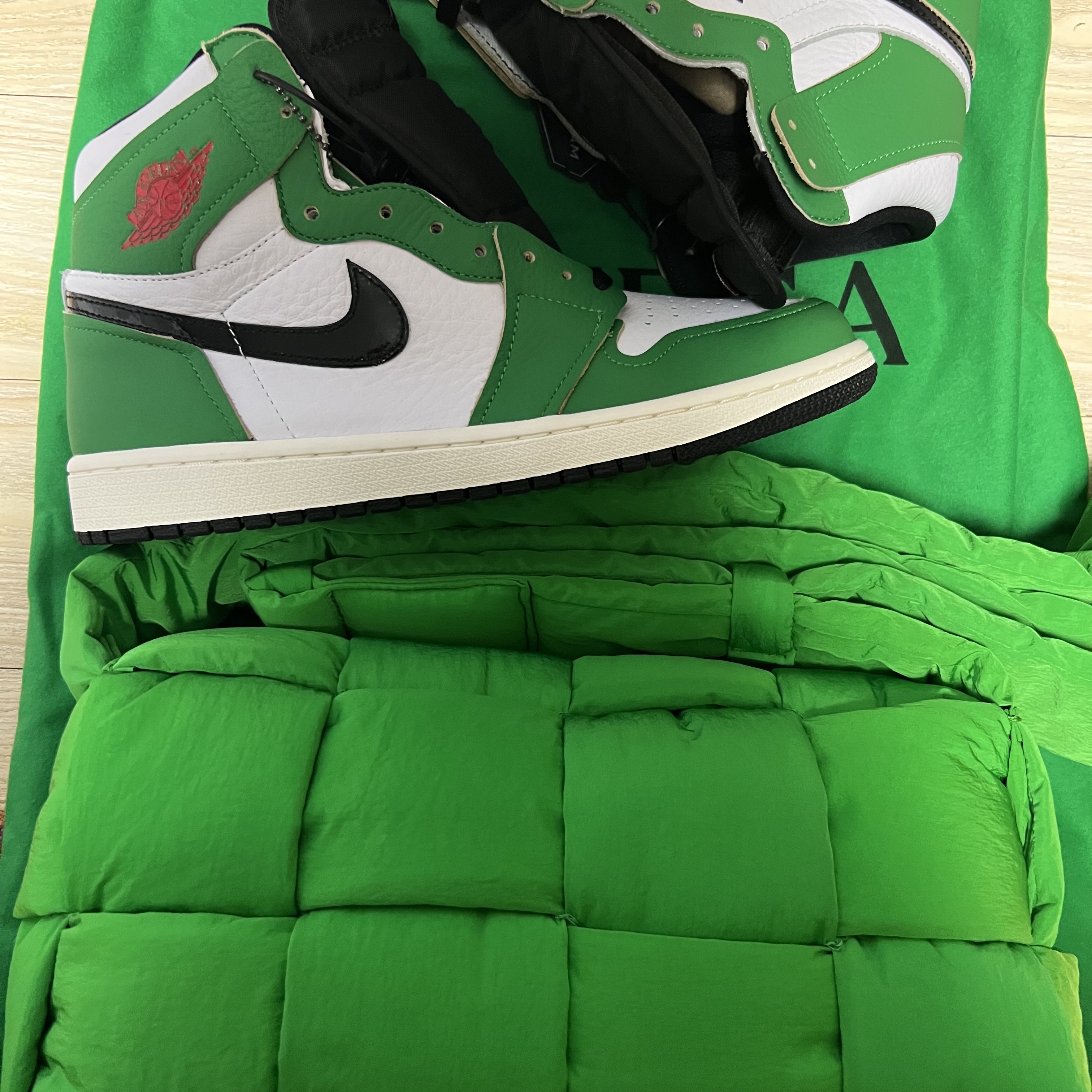 (W) Jordan 1 Retro High OG Lucky Green, Bottega Veneta Padded Tech Cassette Parakeet 착용 스타일