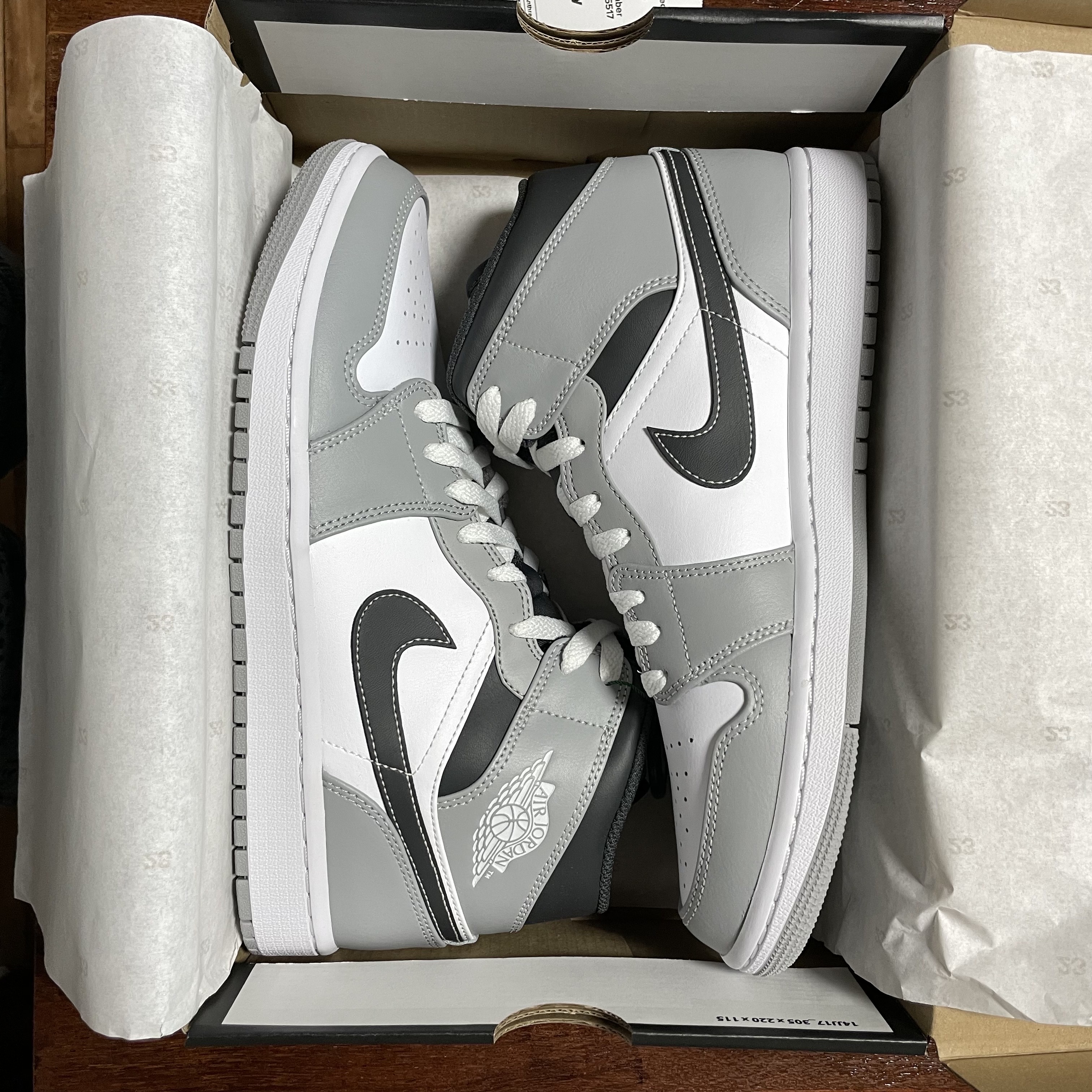 Jordan 1 Mid Light Smoke Grey Anthracite 착용 스타일 - 2