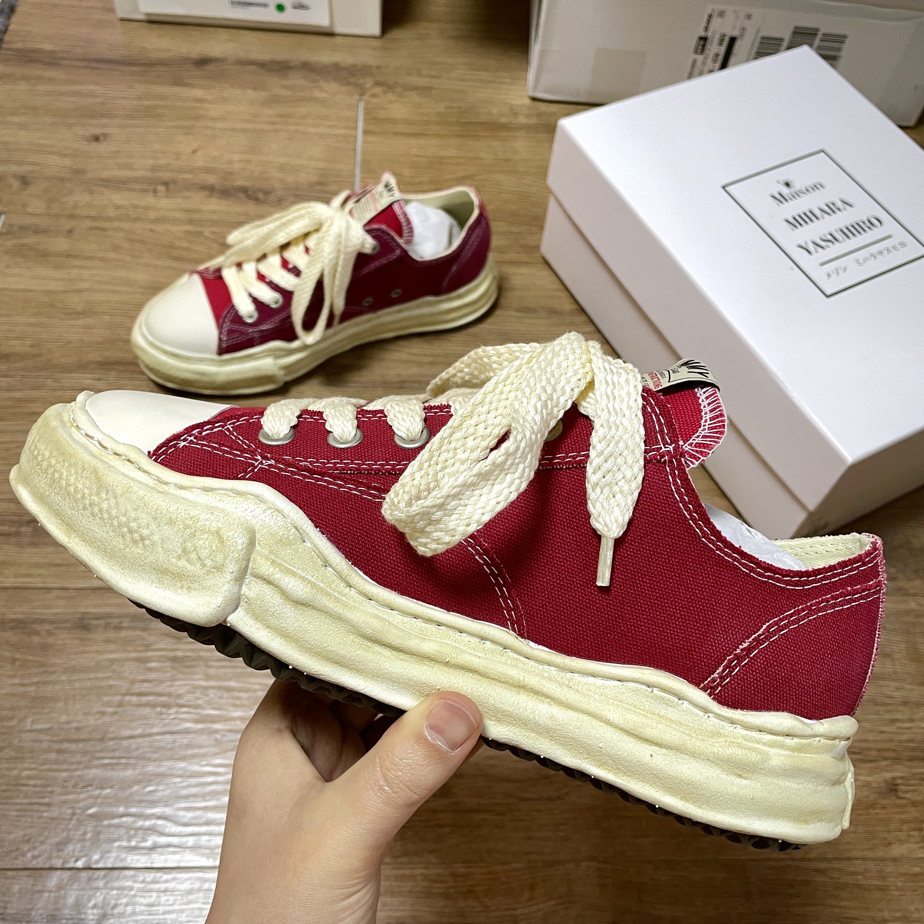 Maison Mihara Yasuhiro Peterson OG Sole OD Canvas Low-top Sneakers Red, Maison Mihara Yasuhiro x Nigel Cabourn Low Cut Sneakers Army Green 착용 스타일 - 2