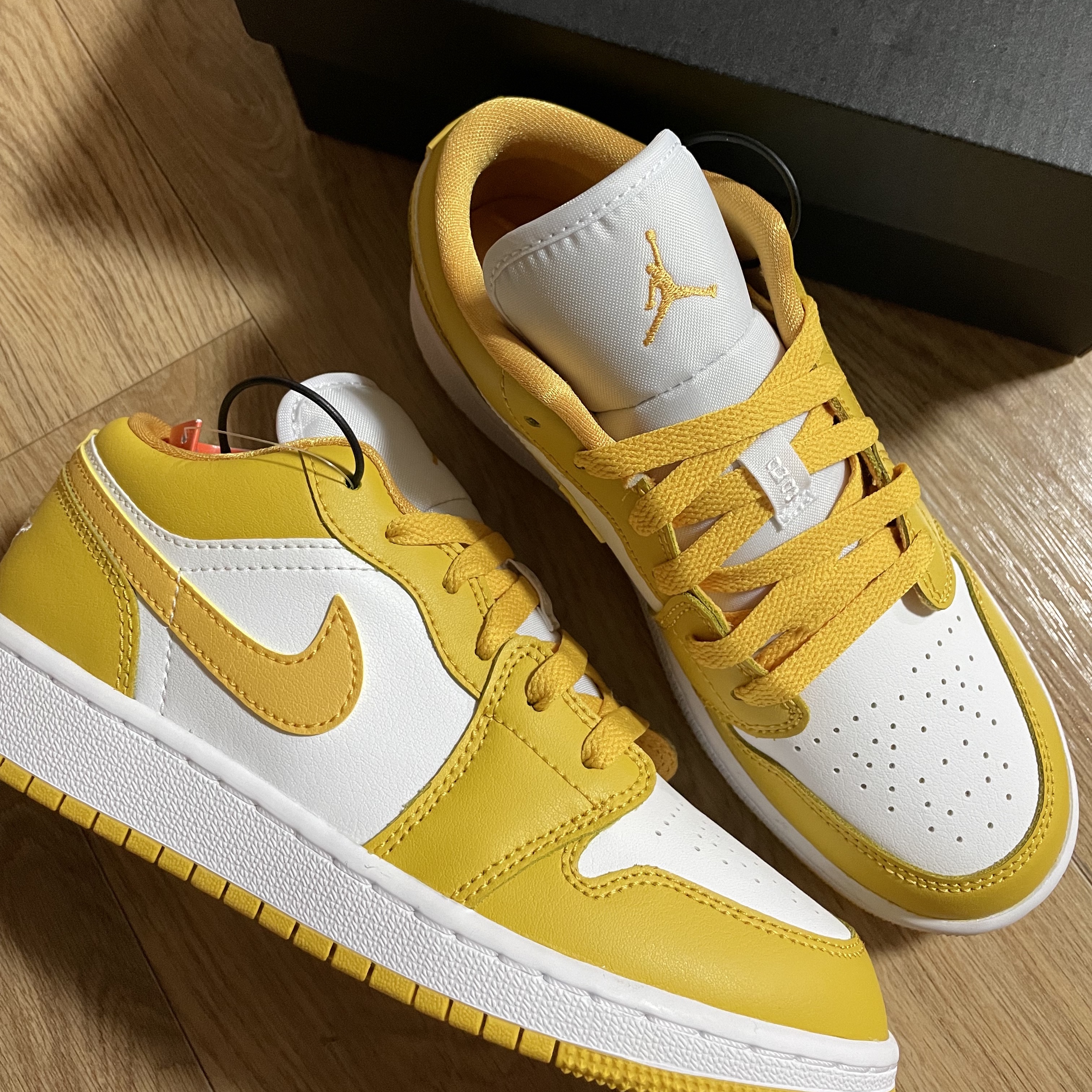 (GS) Jordan 1 Low Pollen, (W) Play Comme des Garcons Black Heart Knit Cardigan Grey 착용 스타일 - 1