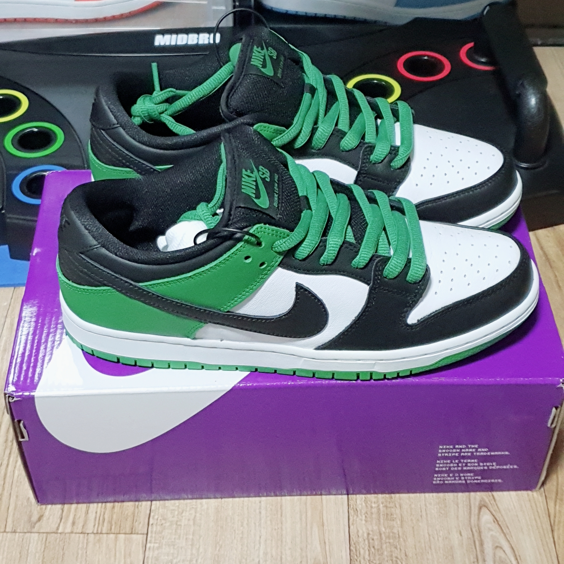 Nike SB Dunk Low Pro Black and Classic Green 착용 스타일 - 3