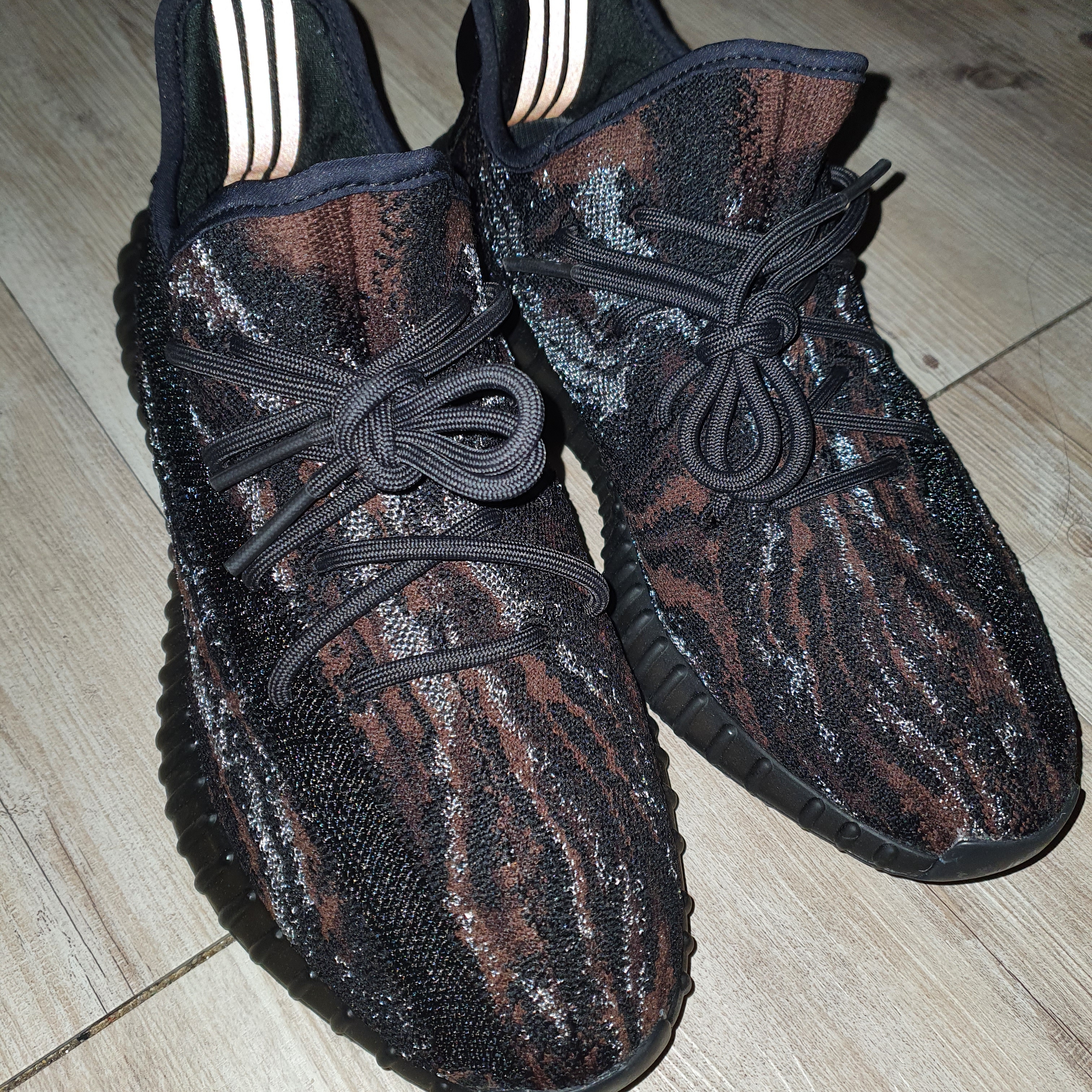 Adidas Yeezy Boost 350 V2 MX Rock 착용 스타일 - 1