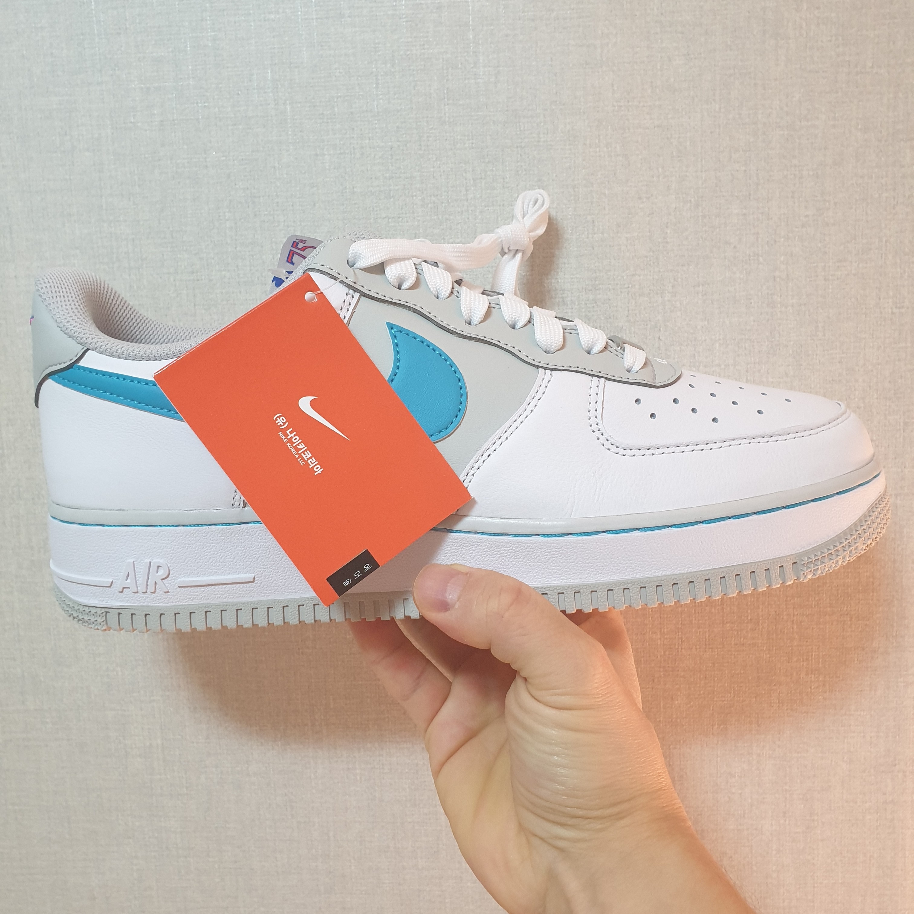 Nike x NBA Air Force 1 '07 LV8 EMB White Turquoise Blue 착용 스타일 - 1