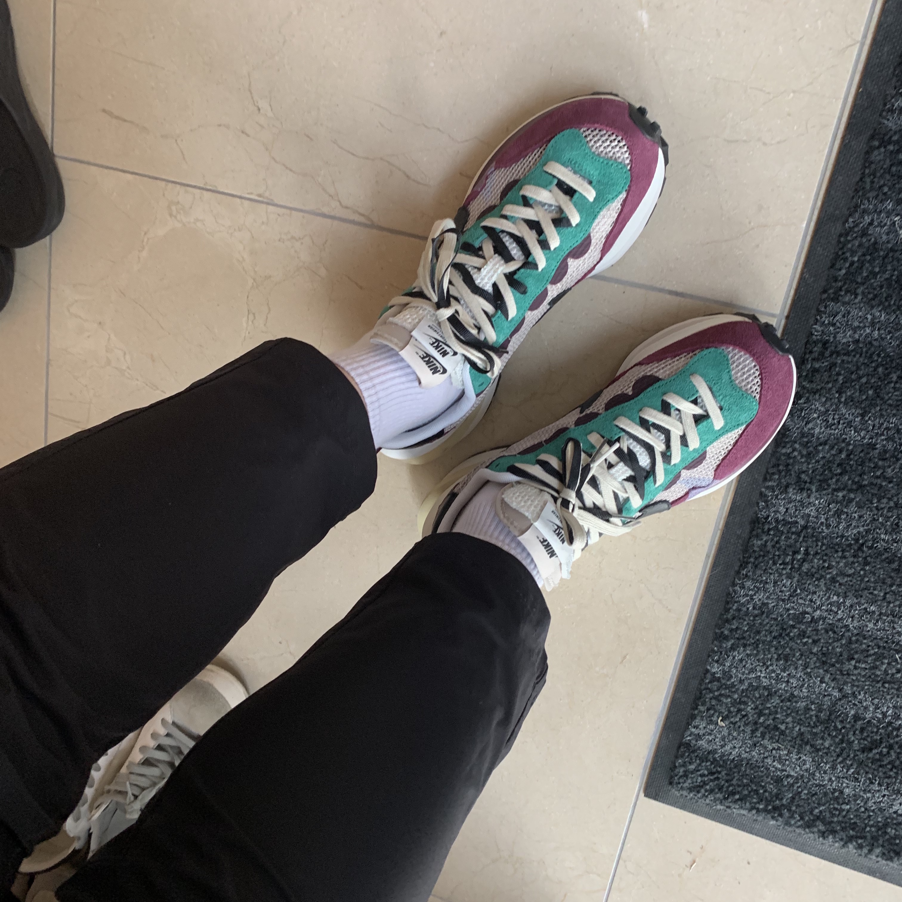 Nike x Sacai VaporWaffle String & Black Villain Red 착용 스타일