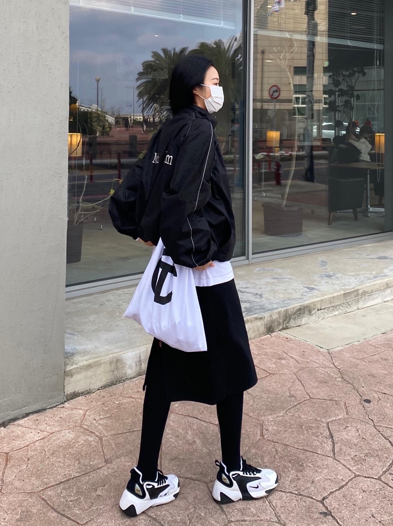 Telfar Medium Shopping Bag Black 착용 스타일