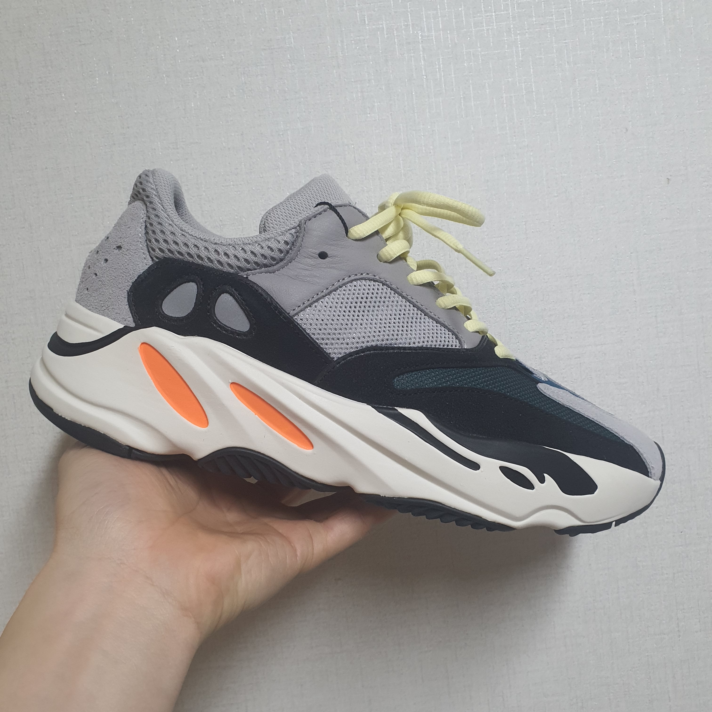 Adidas Yeezy Boost 700 Wave Runner Solid Grey 2017/2019 착용 스타일