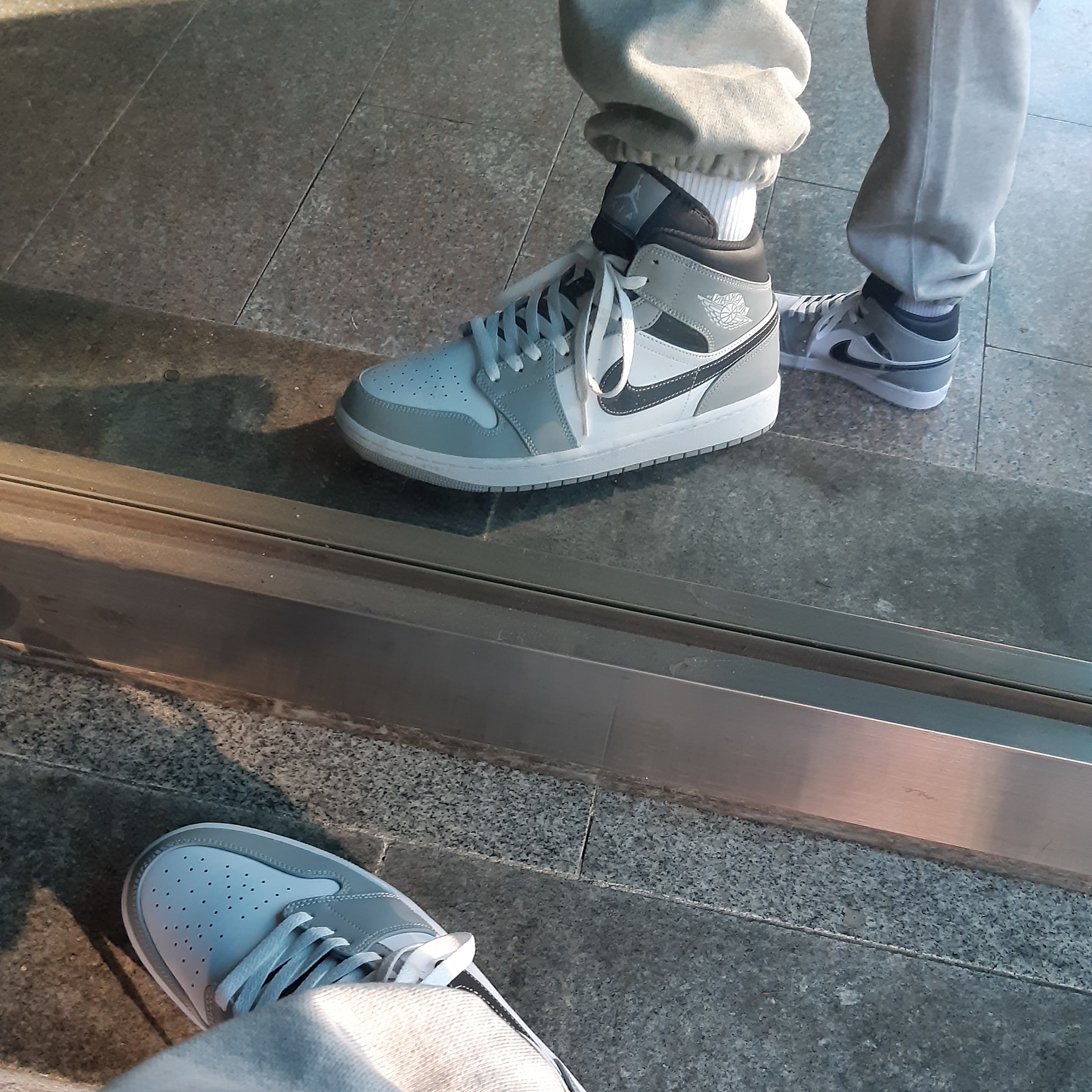 Jordan 1 Mid Light Smoke Grey Anthracite 착용 스타일 - 2