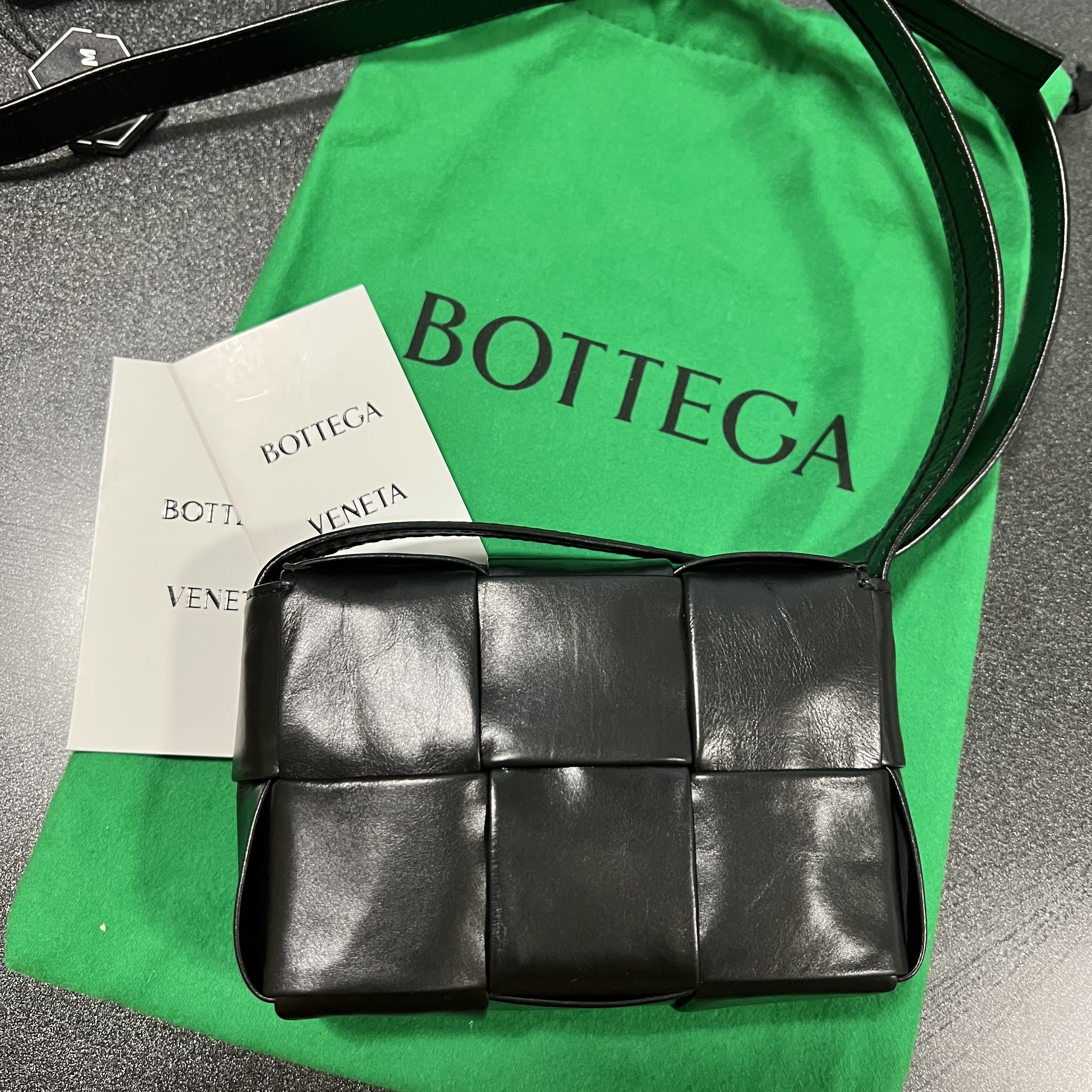 Bottega Veneta Mini Leather Cassette Black 착용 스타일