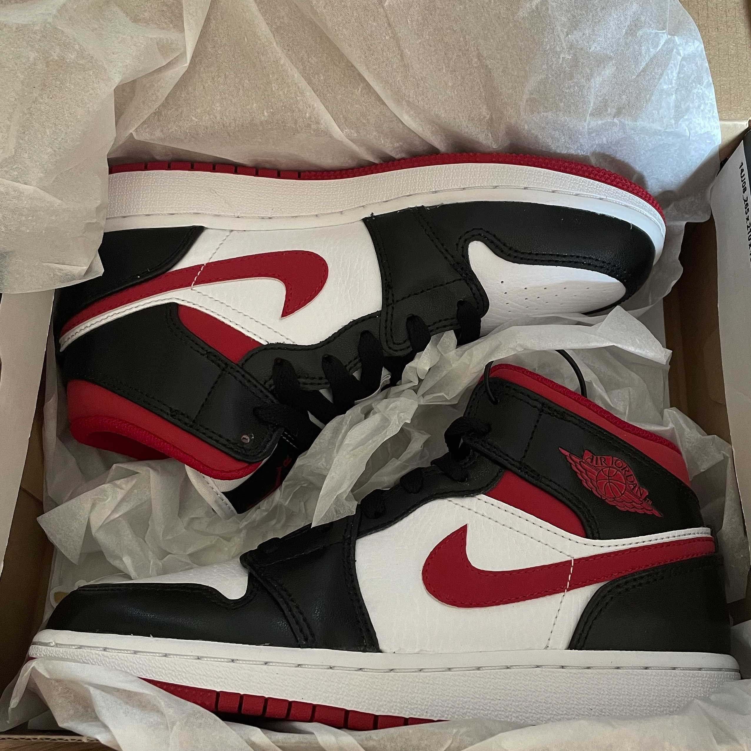 (GS) Jordan 1 Mid Gym Red Black White, Jordan 1 Mid Gym Red Black White 착용 스타일 - 1