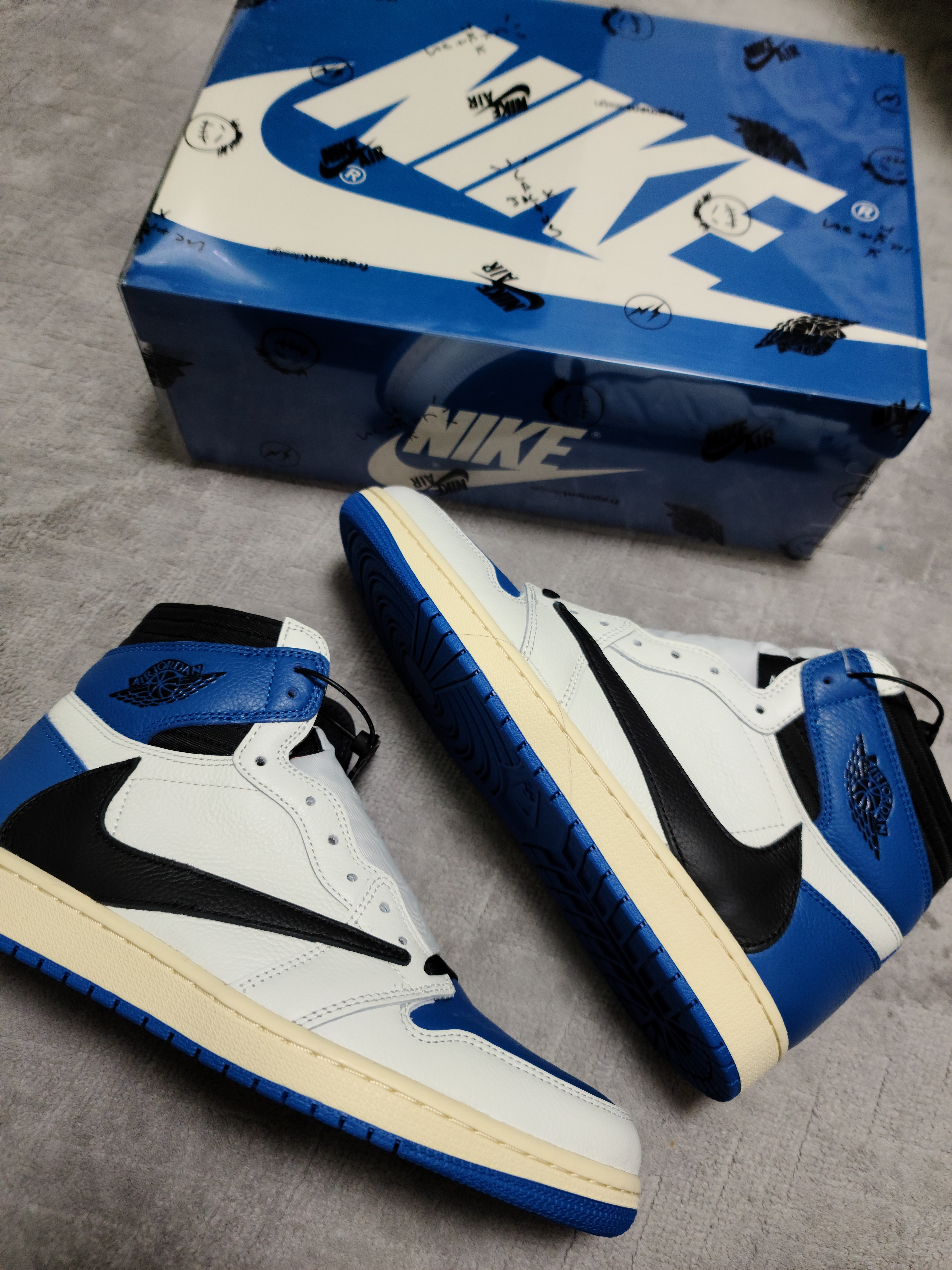 Jordan 1 x Travis Scott x Fragment Retro High OG SP Military Blue, Jordan 1 x Travis Scott x Fragment Retro Low OG SP Military Blue 착용 스타일 - 1