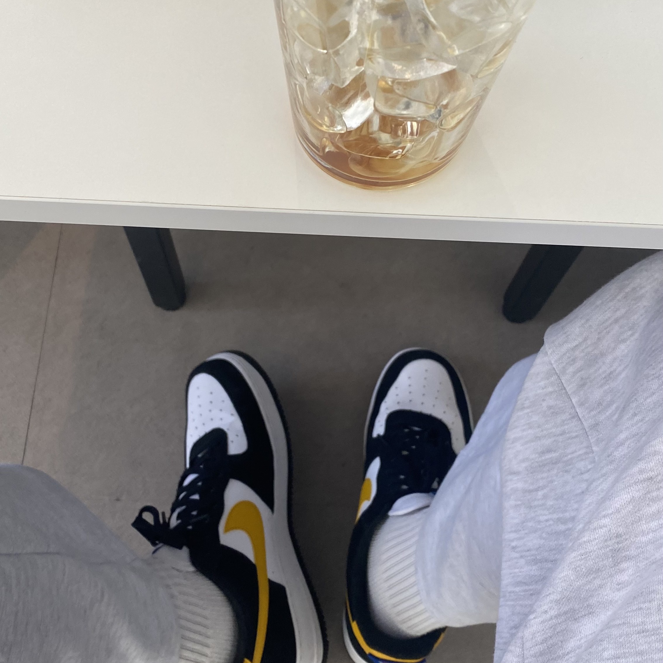 Nike Air Force 1 '07 LV8 Athletic Club Black Dark Sulfur 착용 스타일