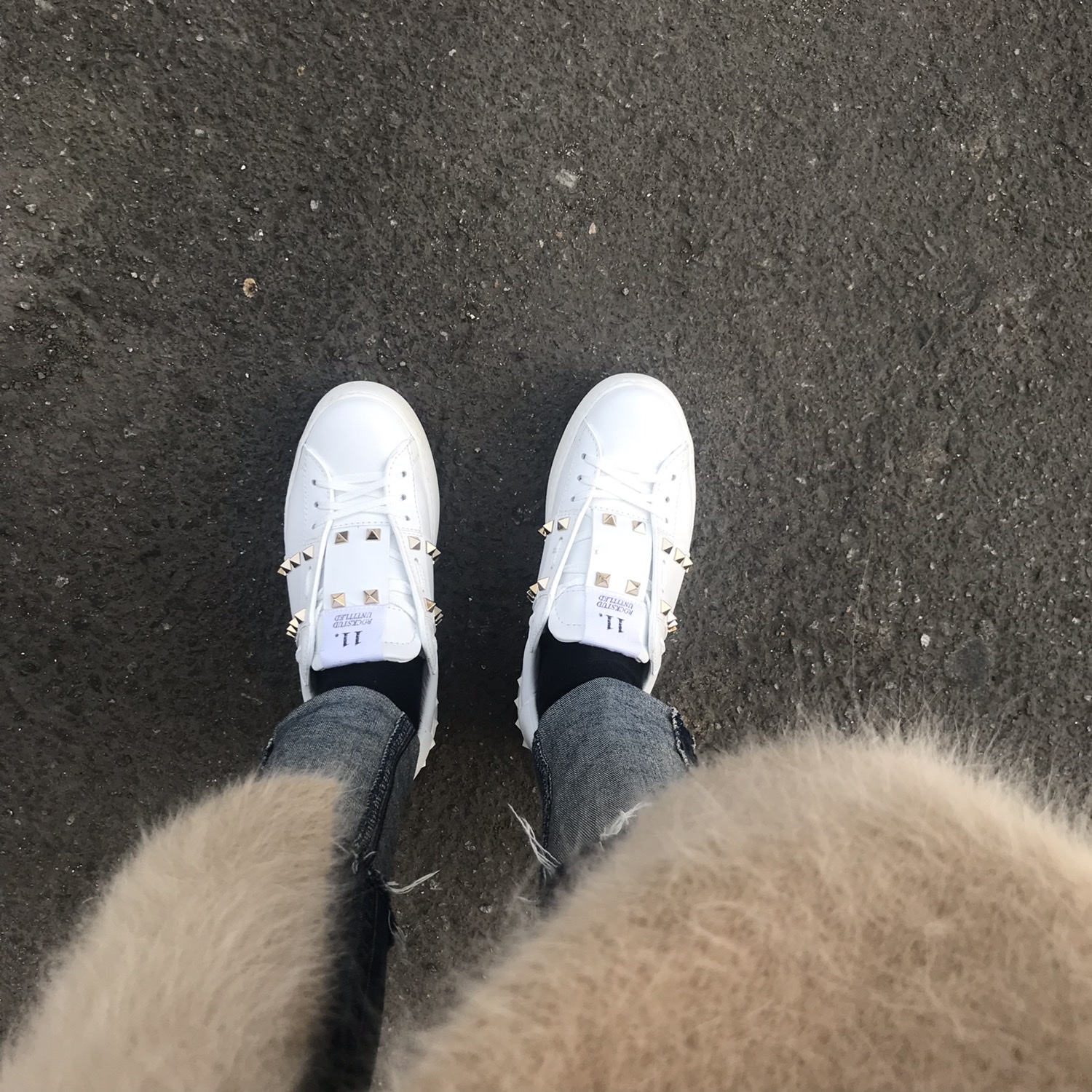(W) Valentino Calfskin Rockstud Untitled Sneakers White 착용 스타일