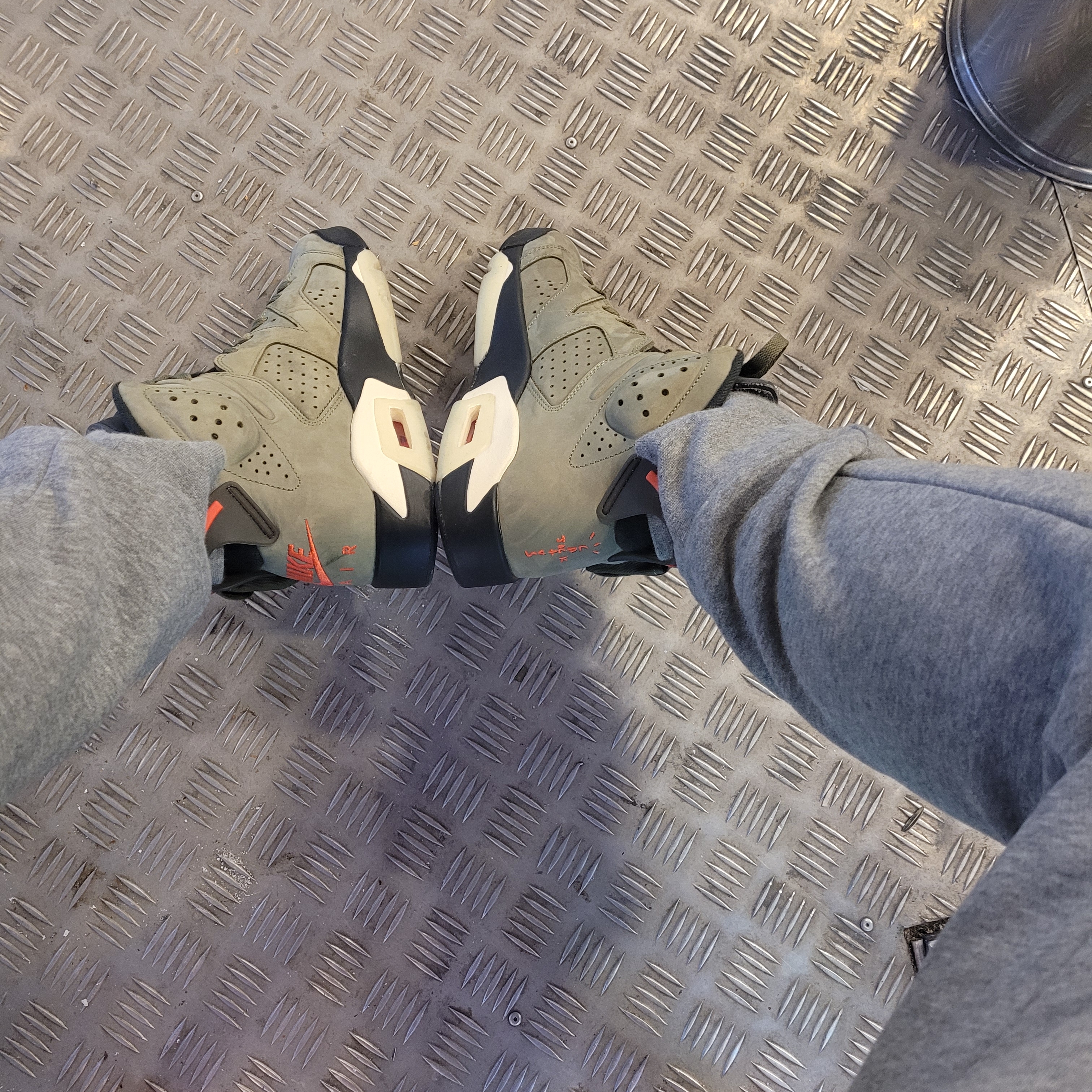 Jordan 6 x Travis Scott Retro Olive 착용 스타일 - 2
