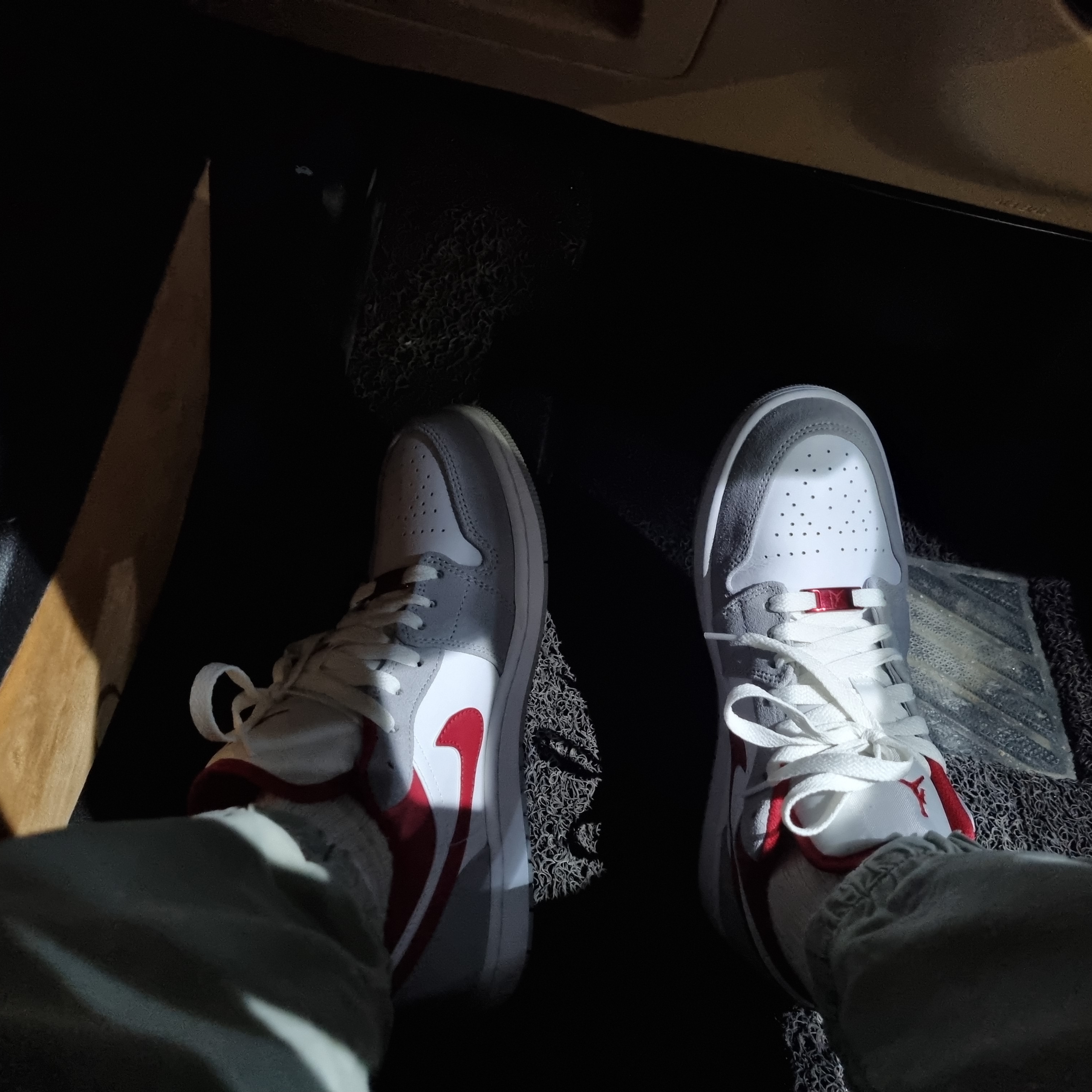 Jordan 1 Low SE Light Smoke Grey Gym Red 착용 스타일 - 2