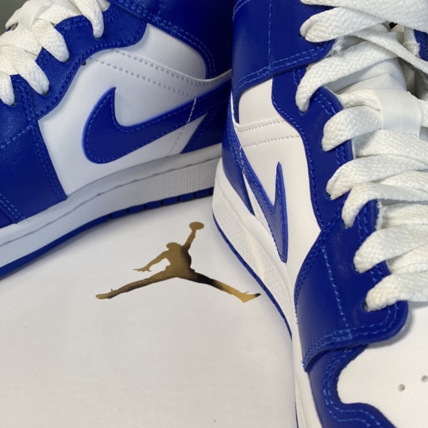 (W) Jordan 1 Mid White Hyper Royal 착용 스타일 - 3