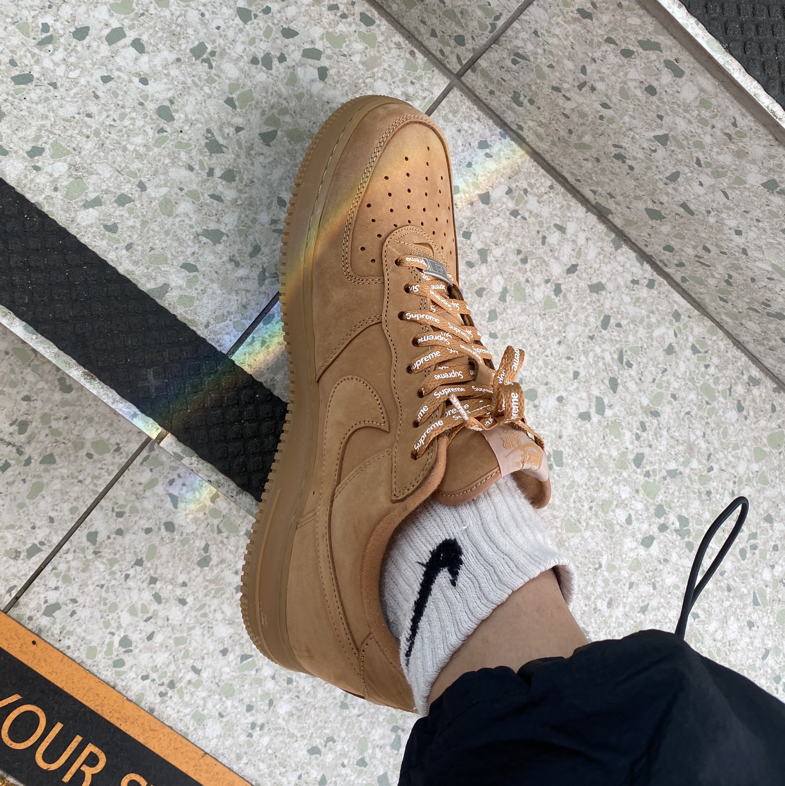 Nike x Supreme Air Force 1 Low Flax 착용 스타일