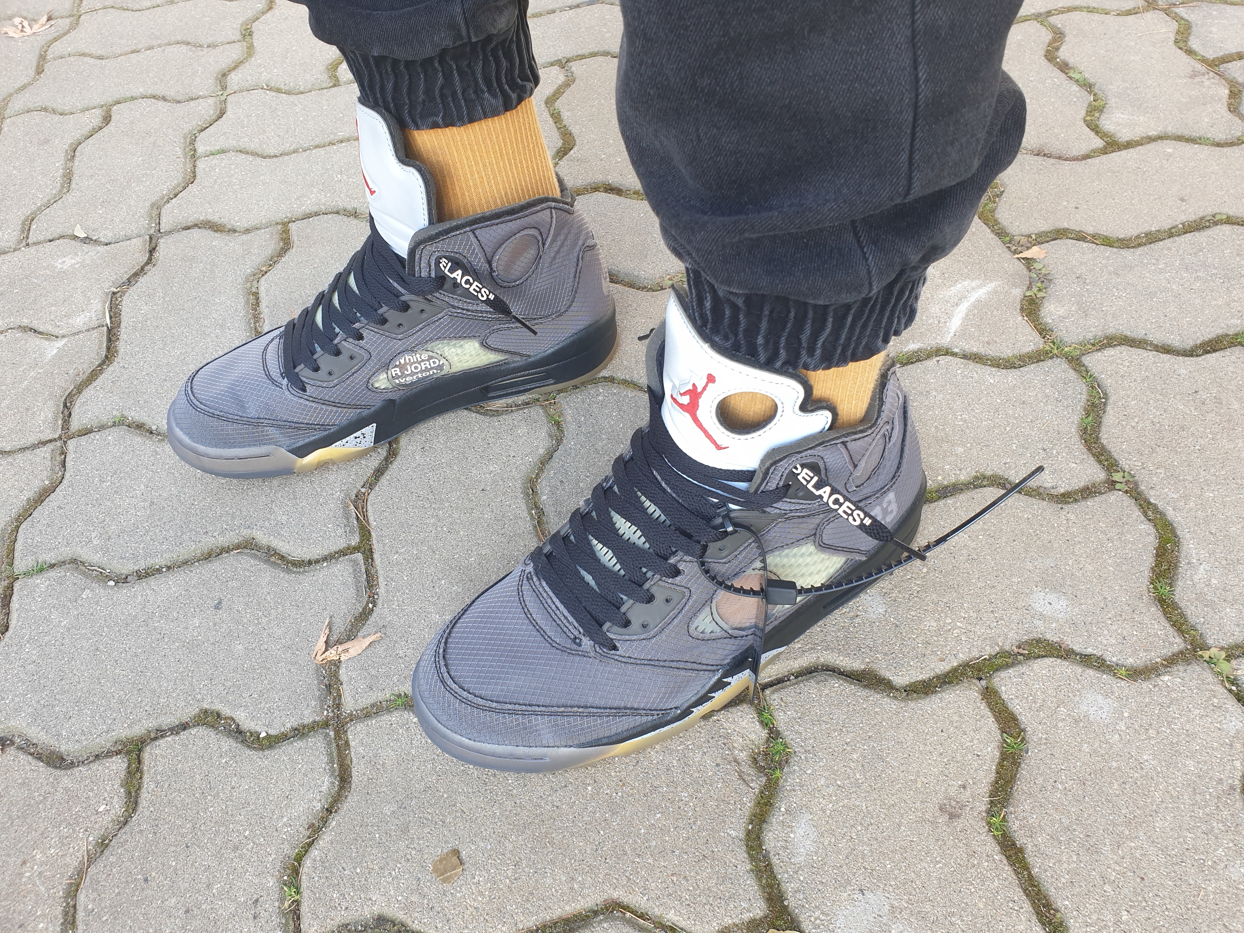 Jordan 5 x Off-White Retro SP Black Muslin 착용 스타일